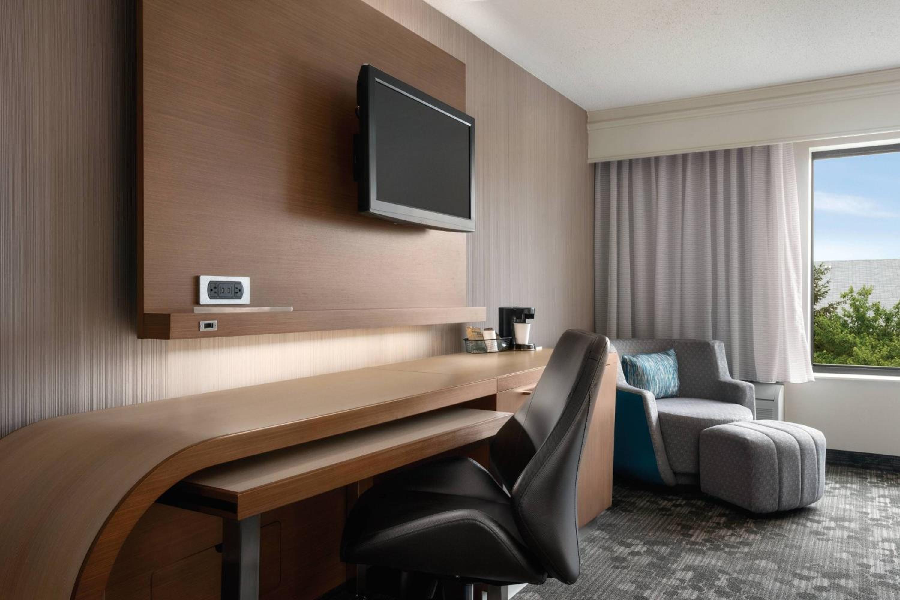 King Room with Sofa Bed - Photo 5