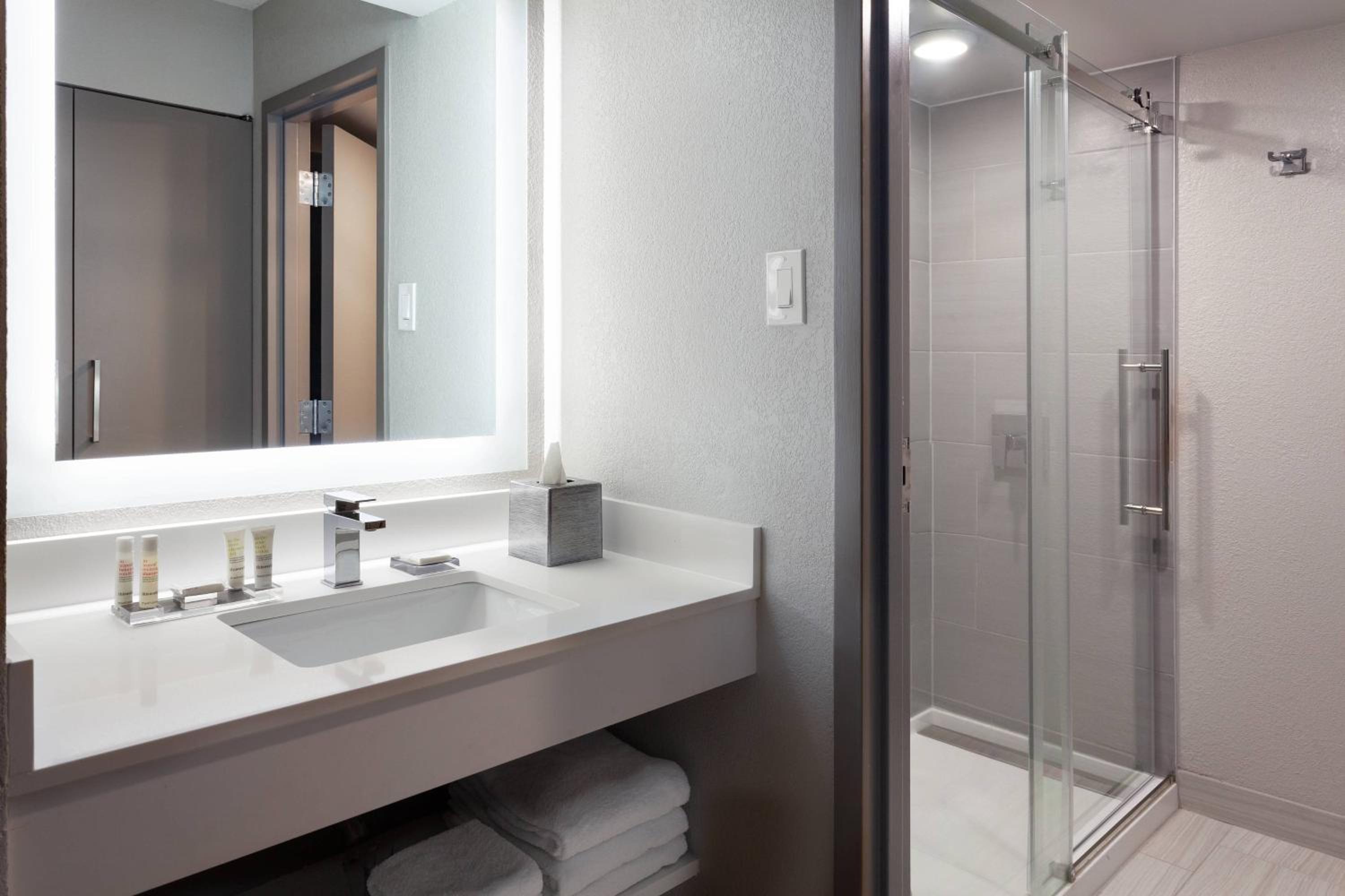 Standard King Room - Photo 7