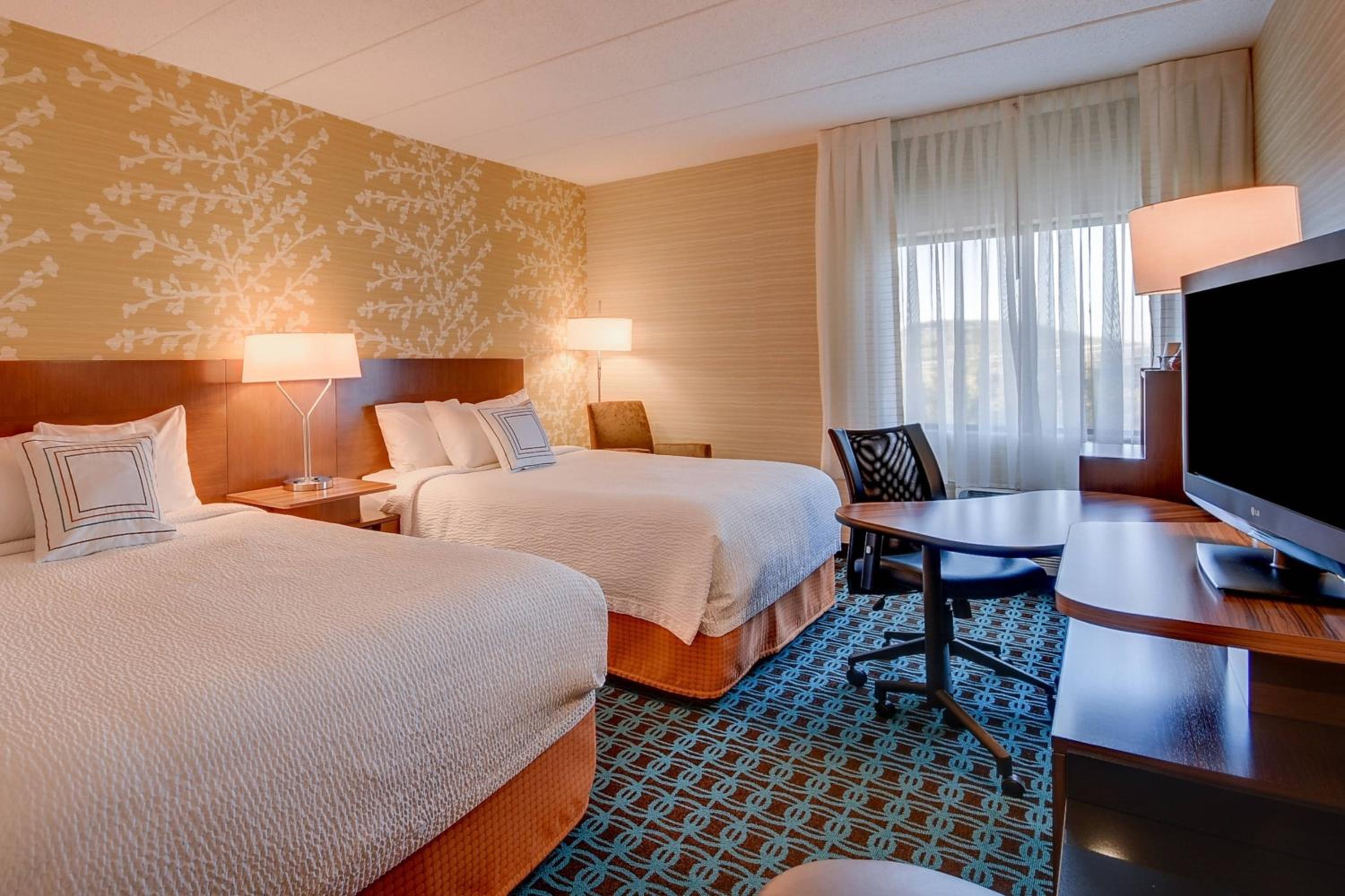 Queen Room with Two Queen Beds - Photo 4