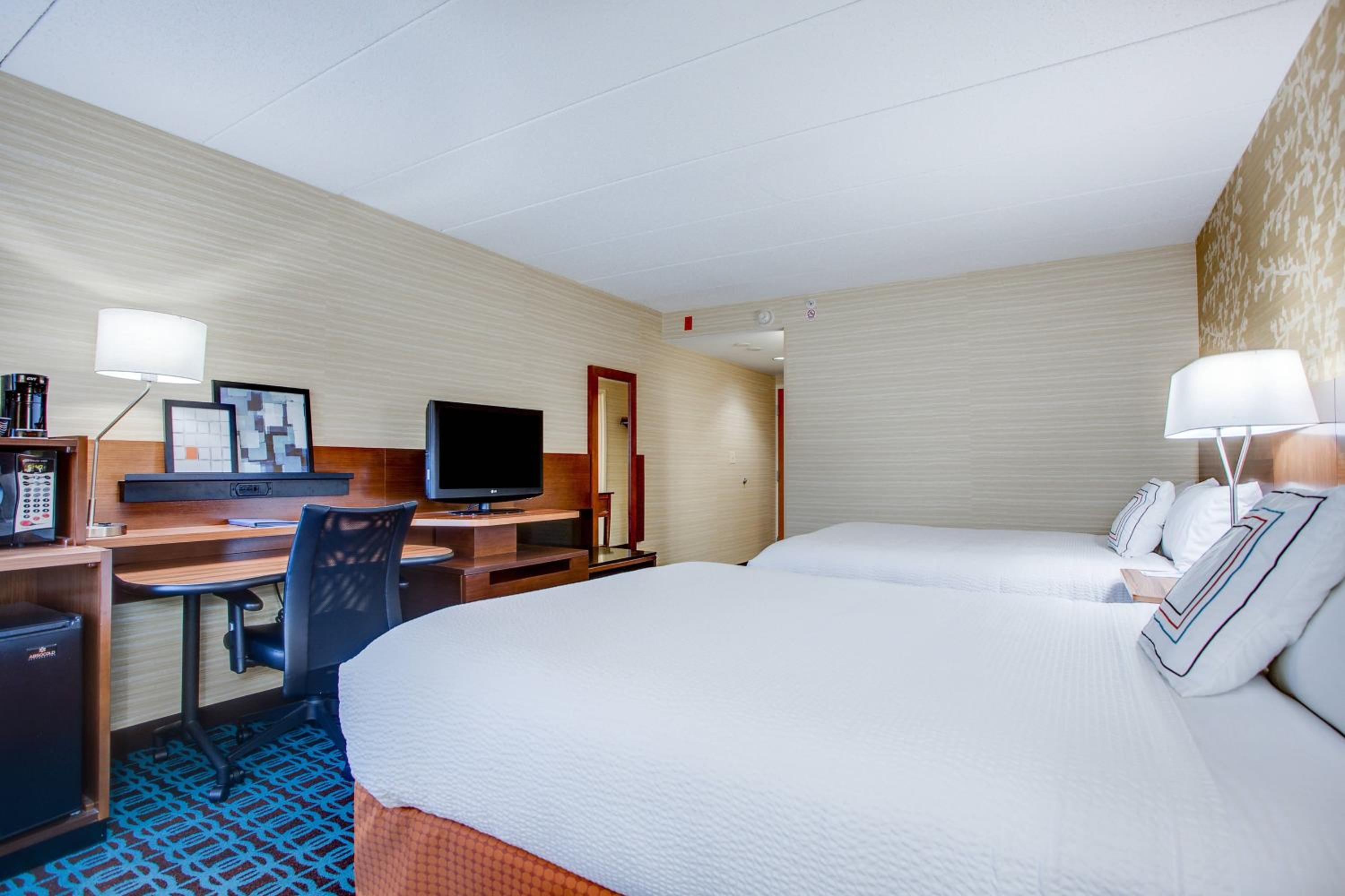 Queen Room with Two Queen Beds - Photo 5