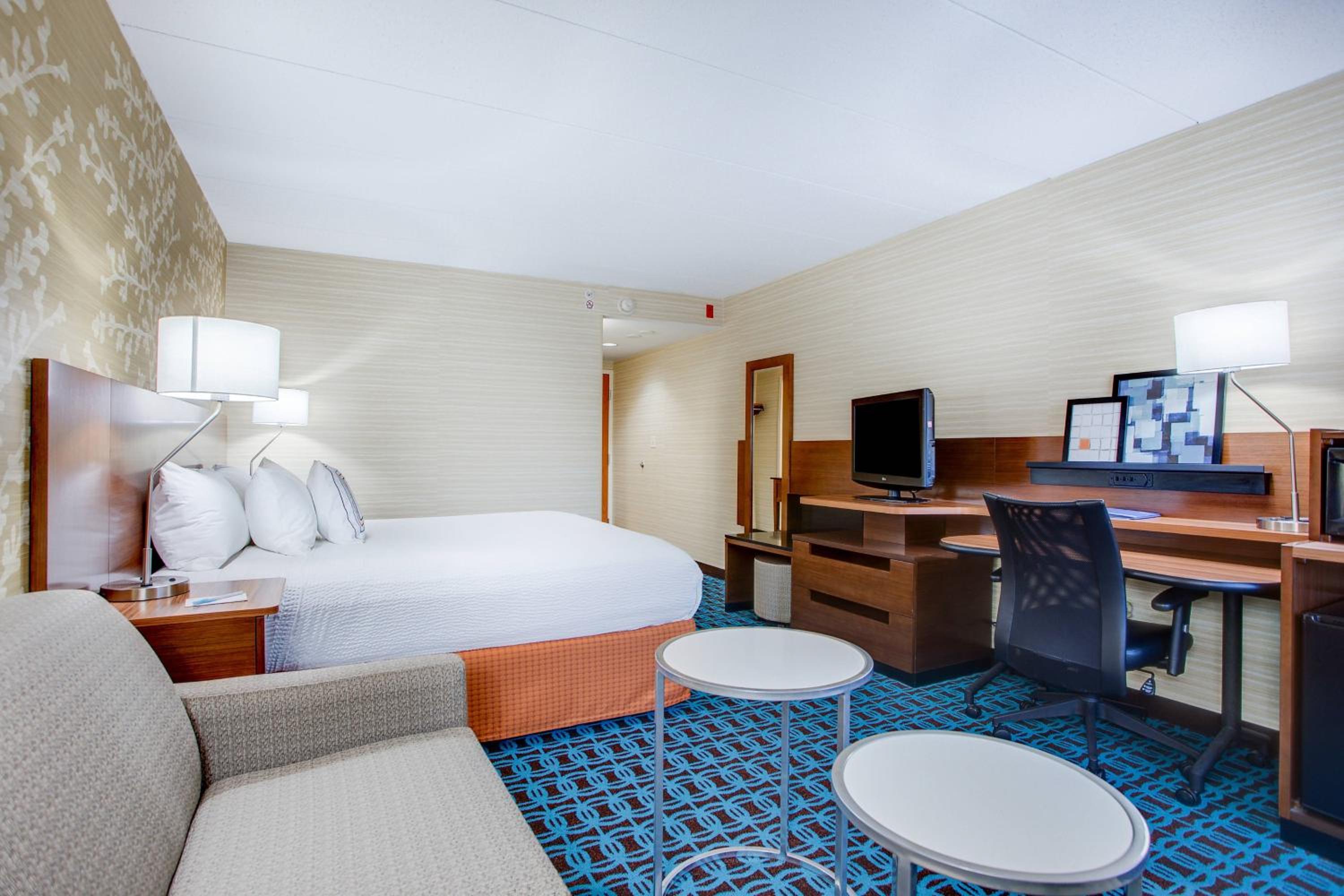 King Room with Sofa Bed - Photo 2