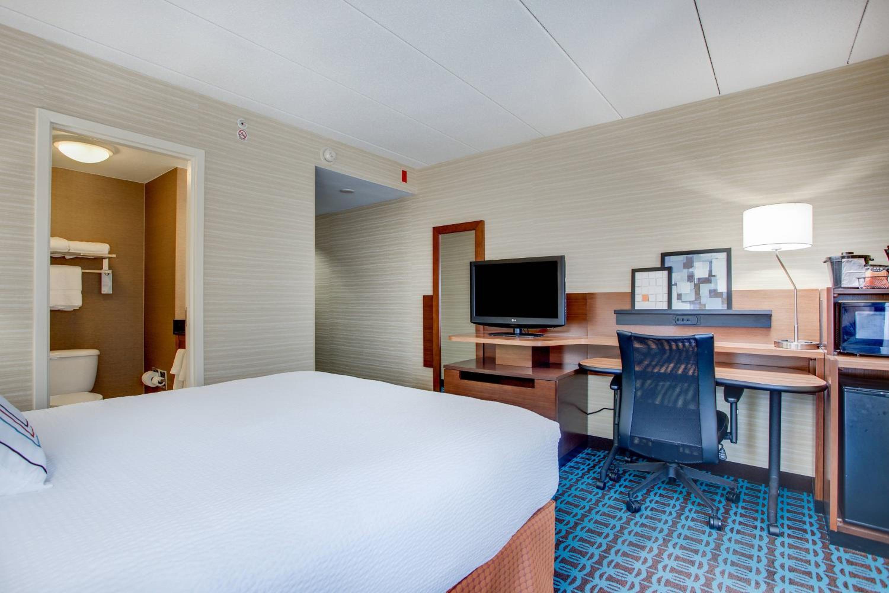 King Room with Sofa Bed - Photo 5