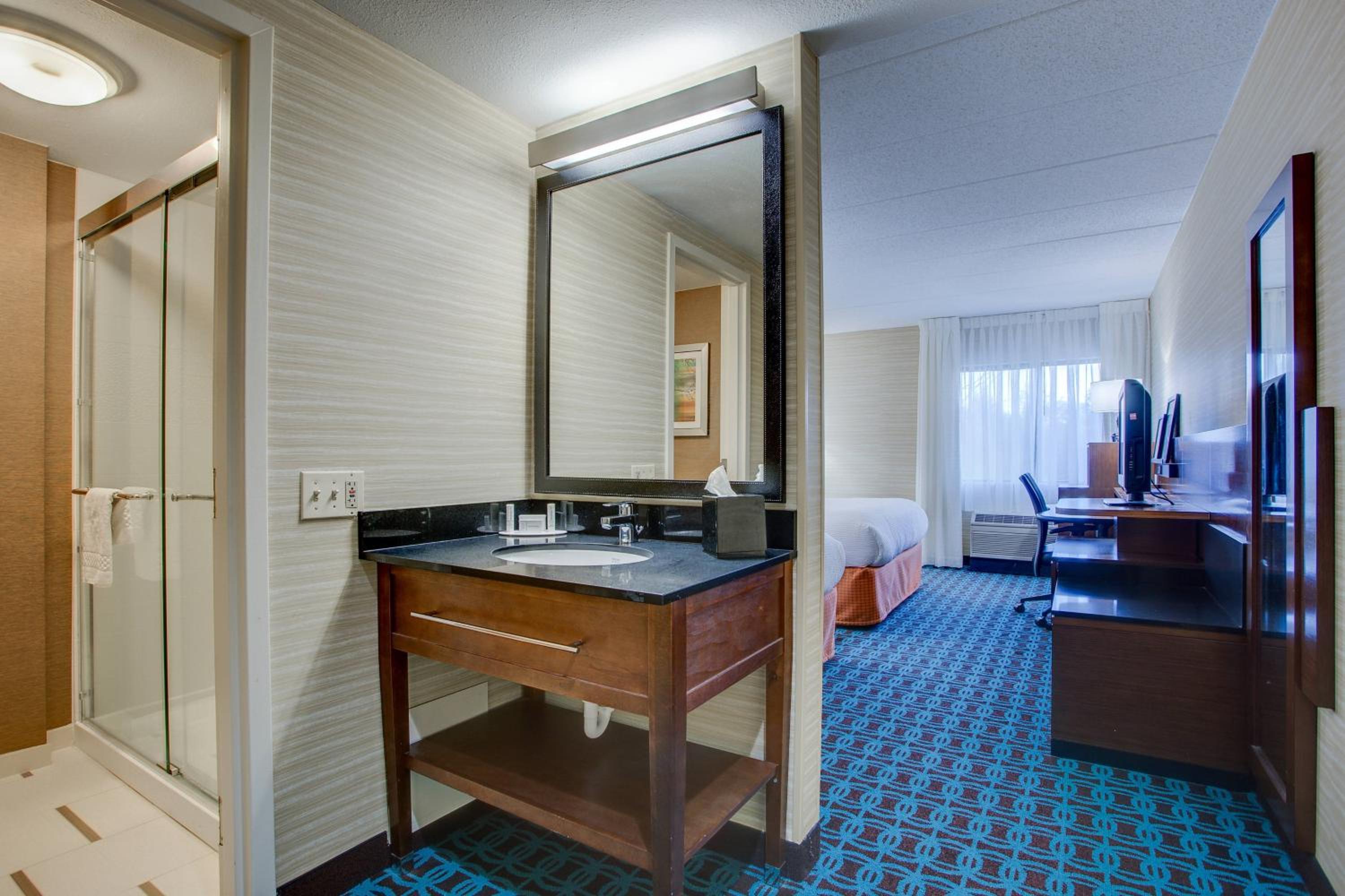 Queen Room with Two Queen Beds - Photo 3