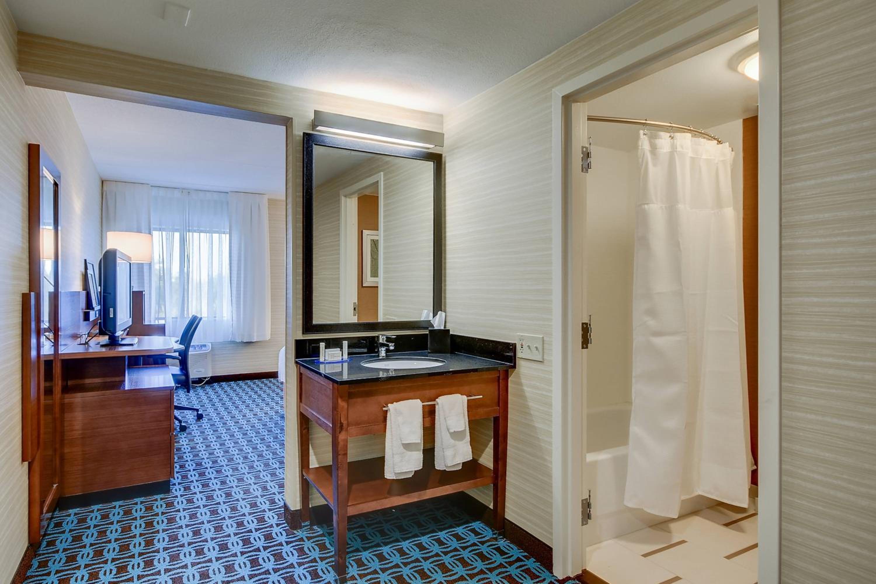 Queen Room with Two Queen Beds - Photo 2