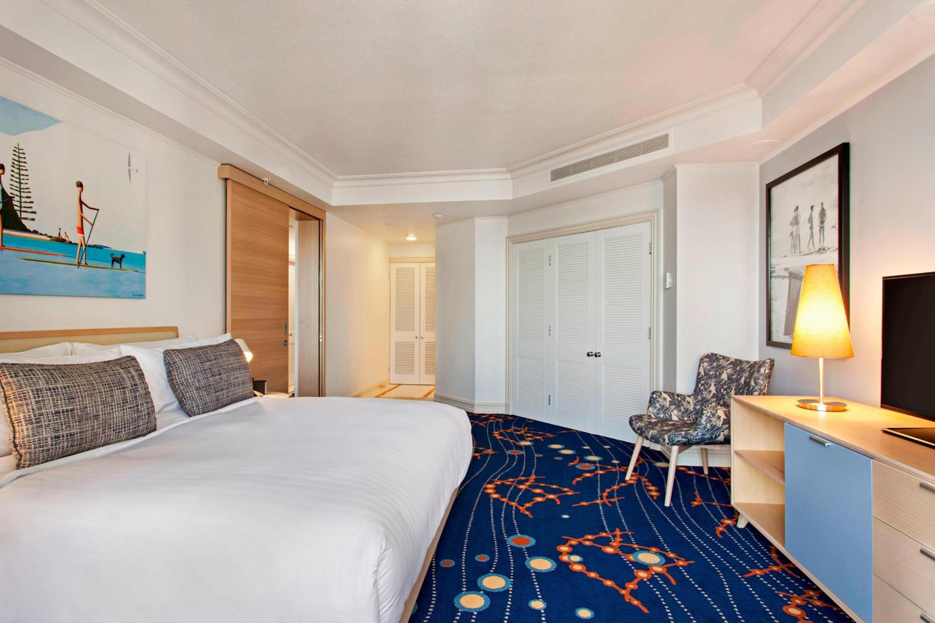 2 Bedroom Deluxe Suite, City view, Balcony photo 2