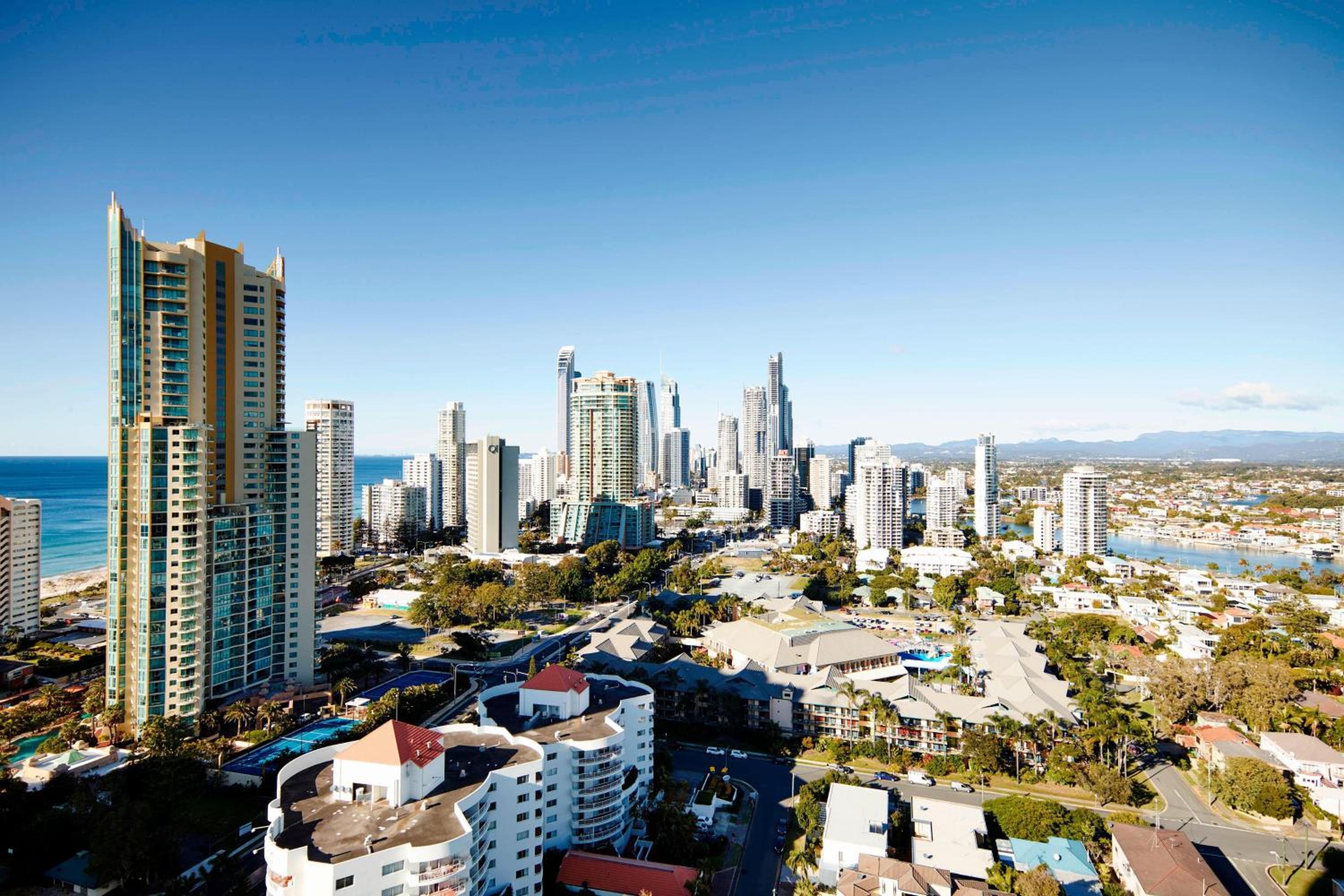 1 Bedroom Deluxe Suite, King, Sofa bed, City view, Balcony photo 3