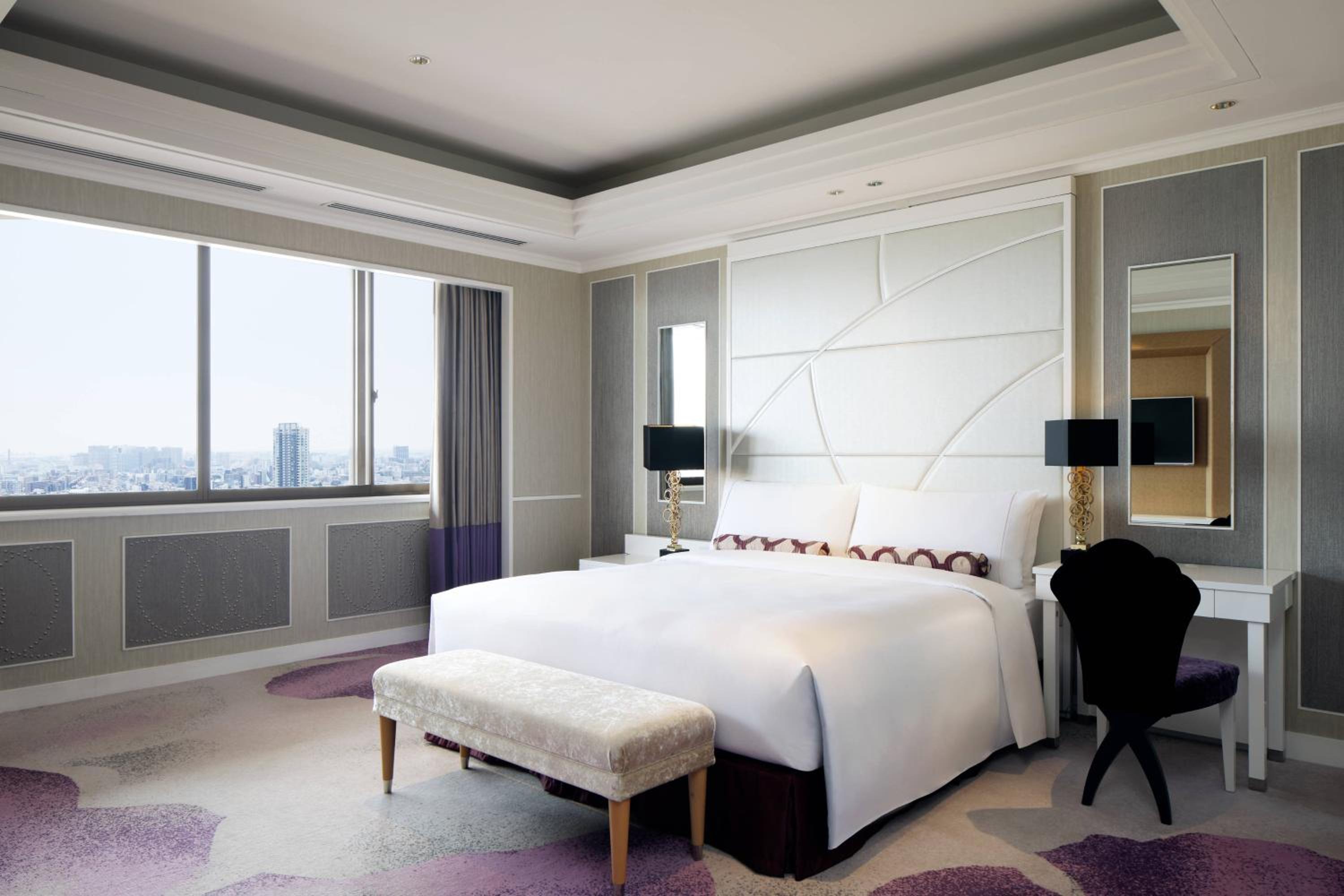 Junior King Suite with Skyline View photo 2