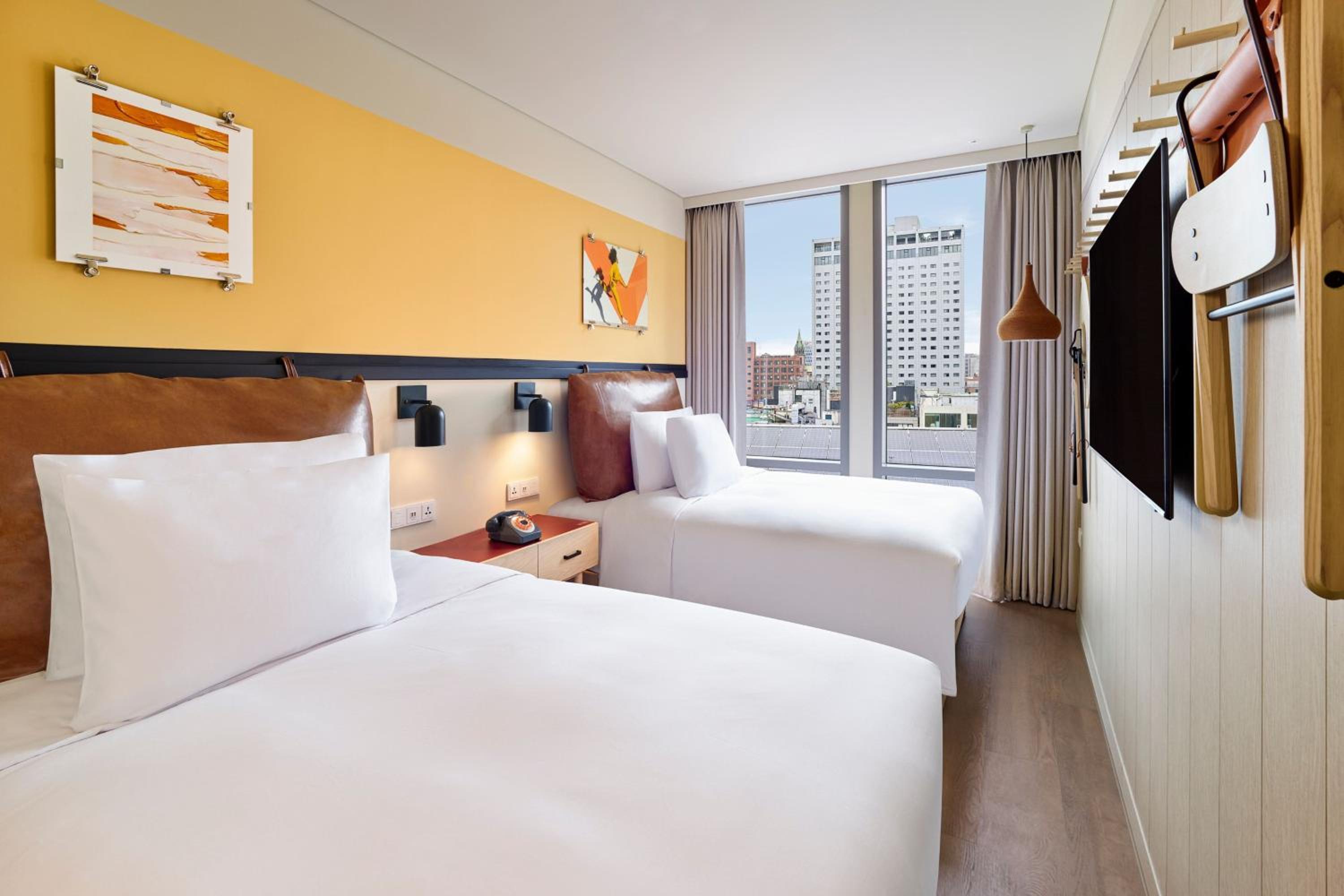Double Room with City View - Photo 2