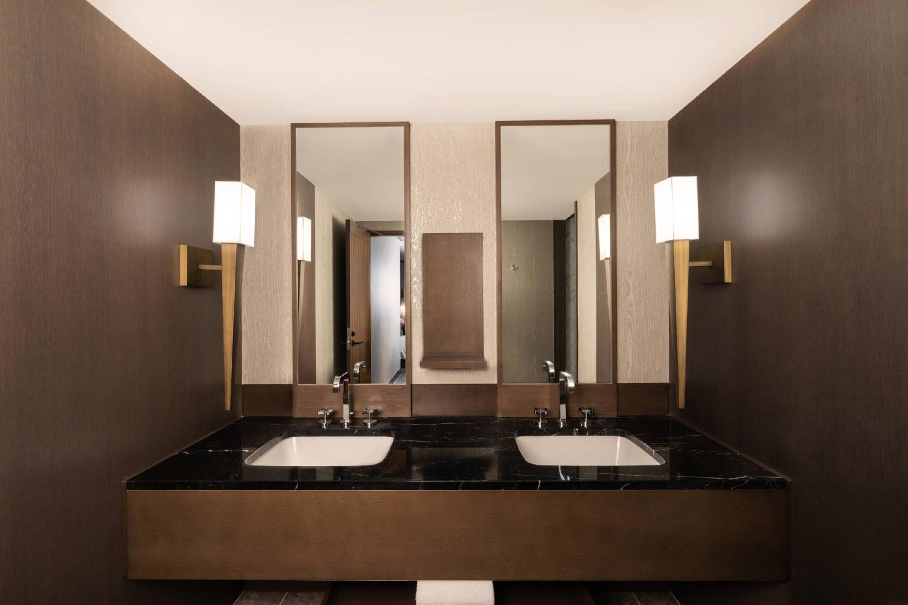 Junior Twin Suite with Skyline View photo 2