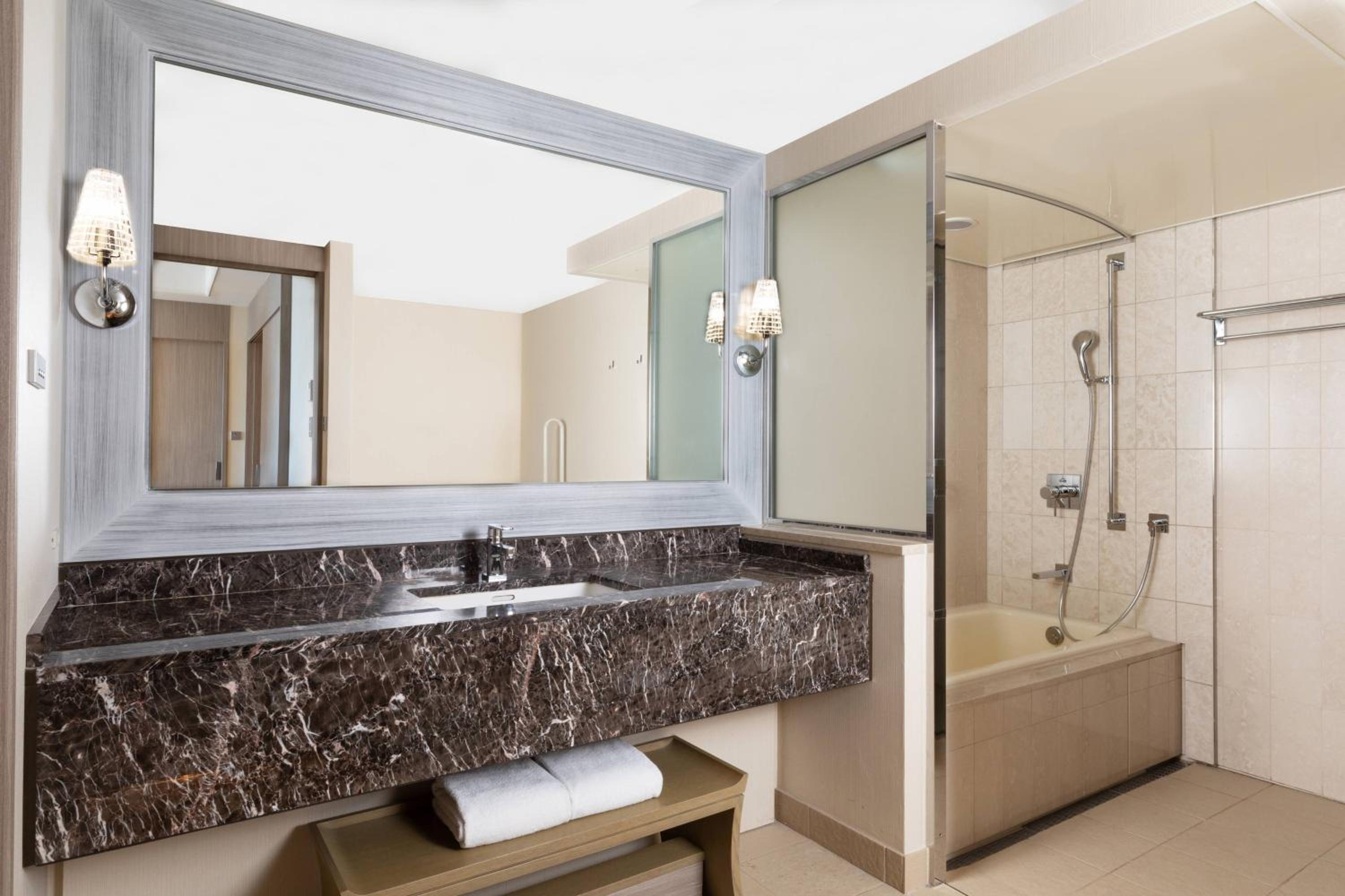 Junior King Suite with Skyline View photo 3