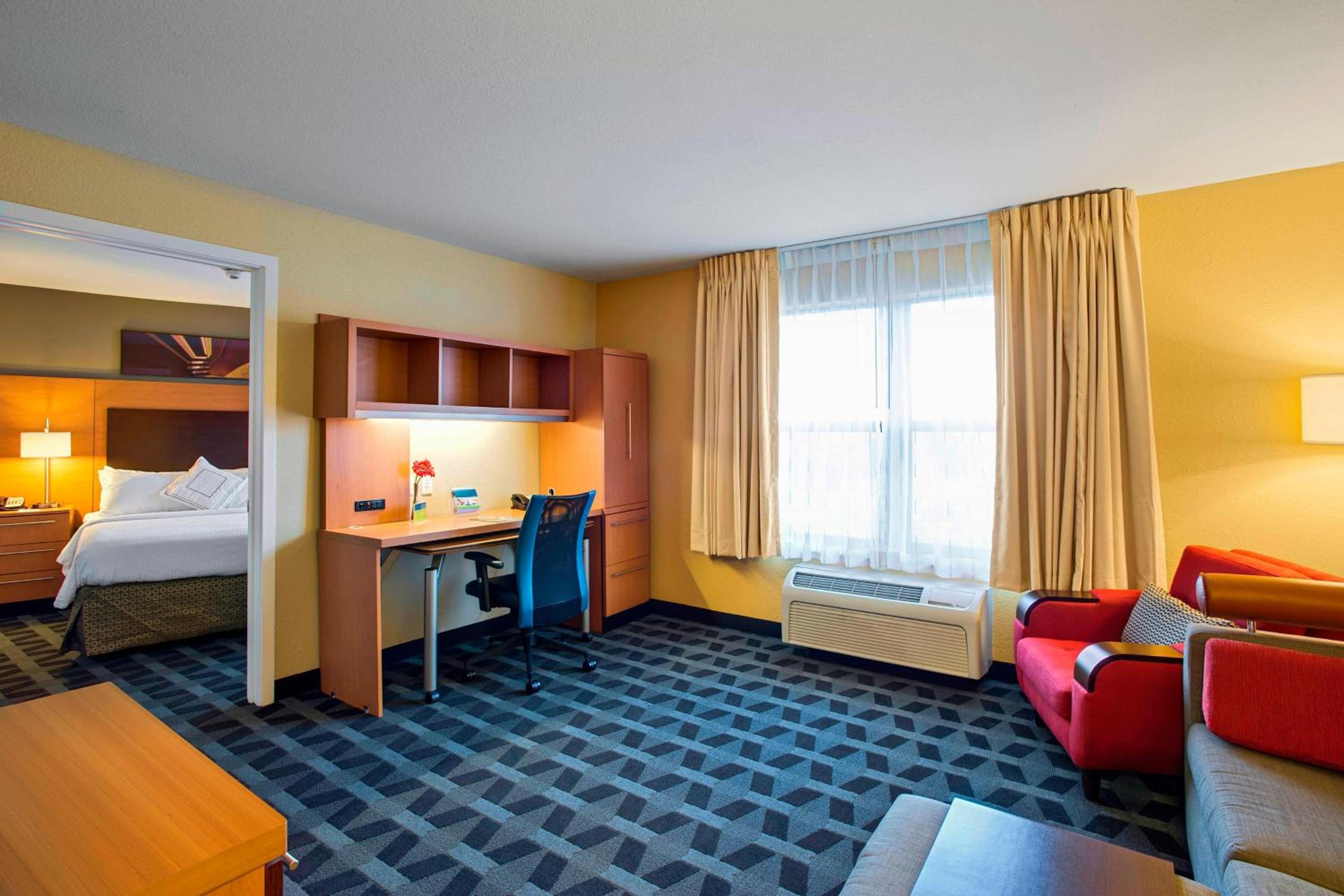 One-Bedroom Queen Suite with Sofa Bed - Photo 2