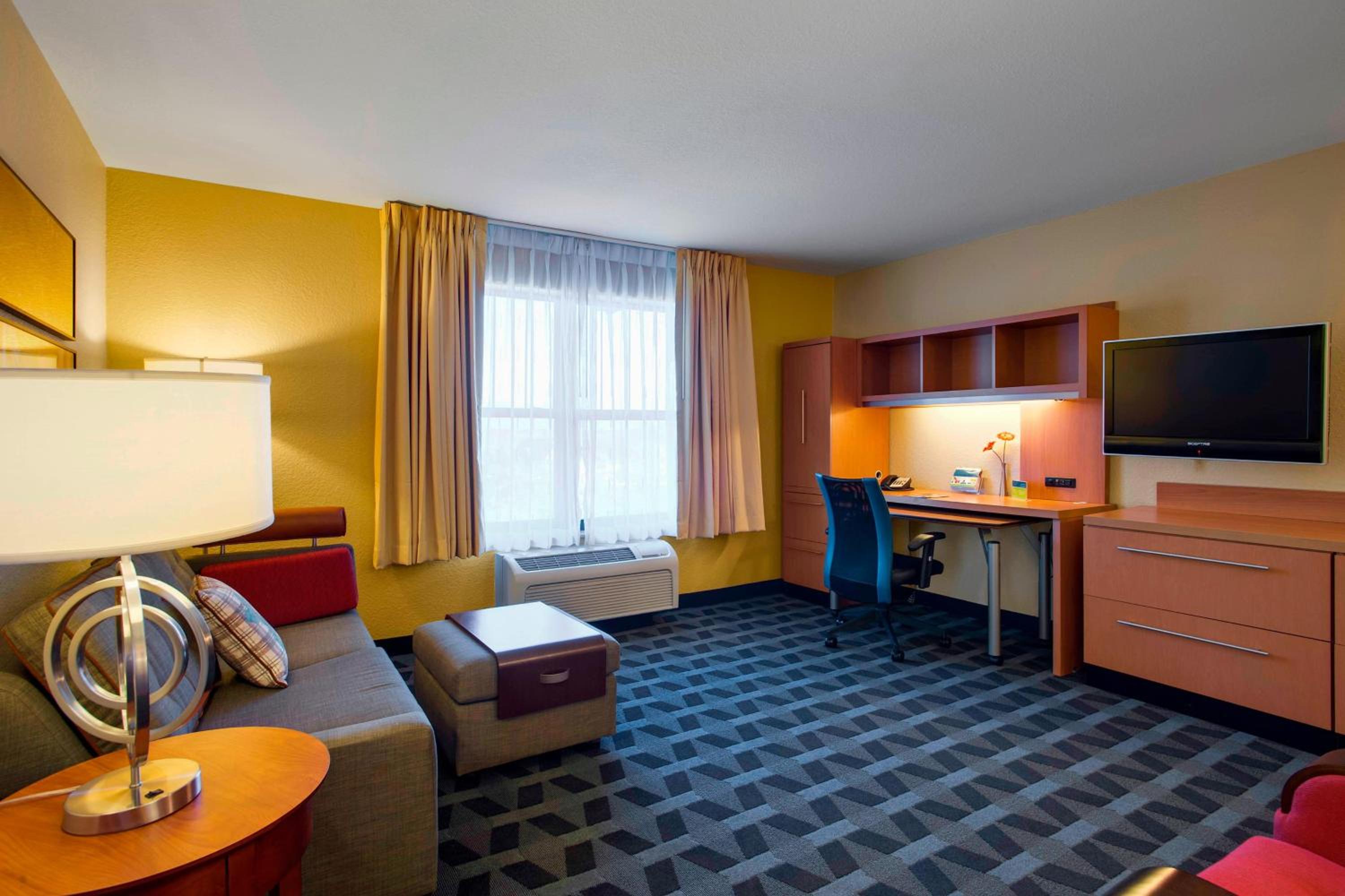 One-Bedroom Queen Suite with Sofa Bed - Photo 4