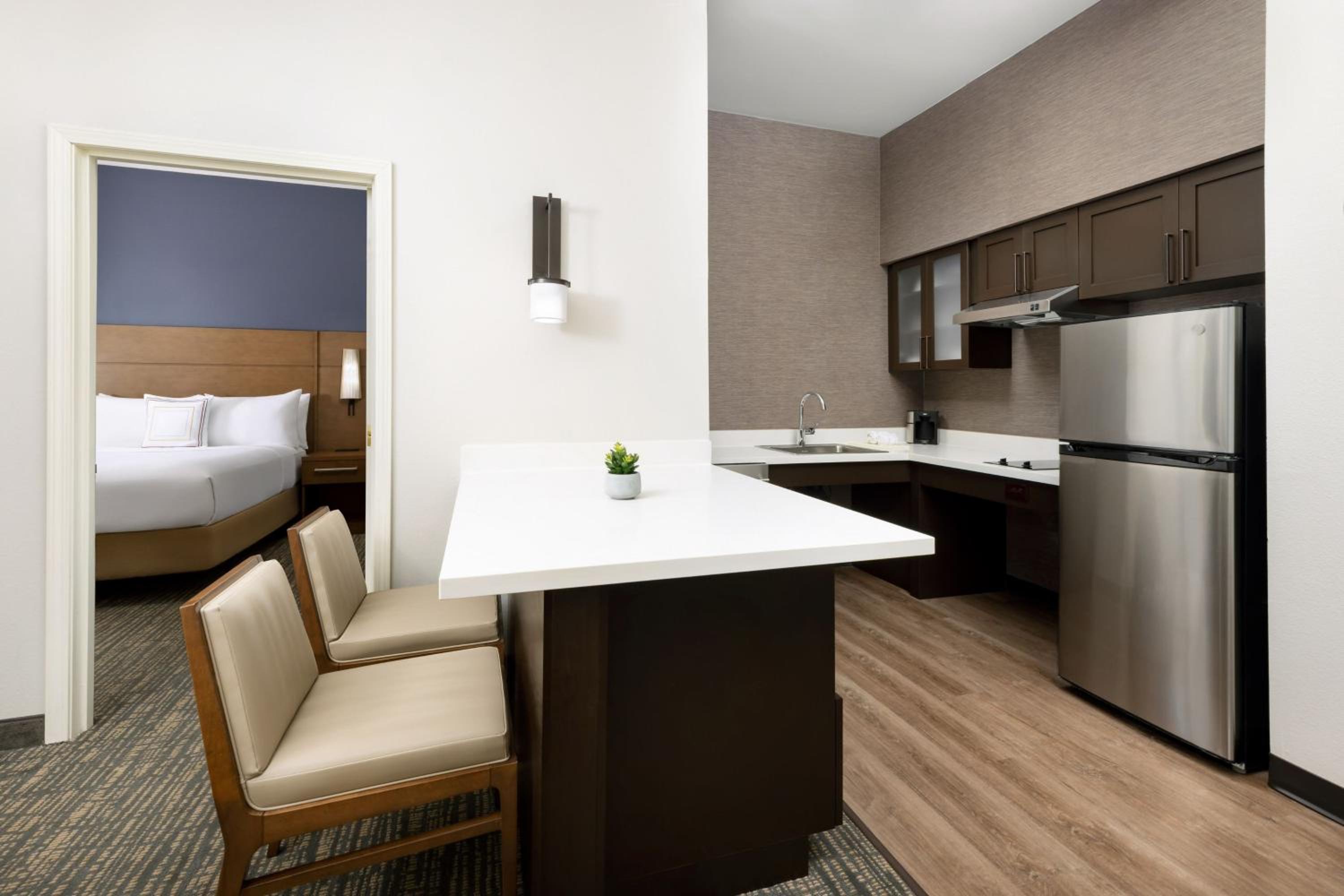 One-Bedroom Queen Suite with Sofa Bed - Non-Smoking - Photo 3