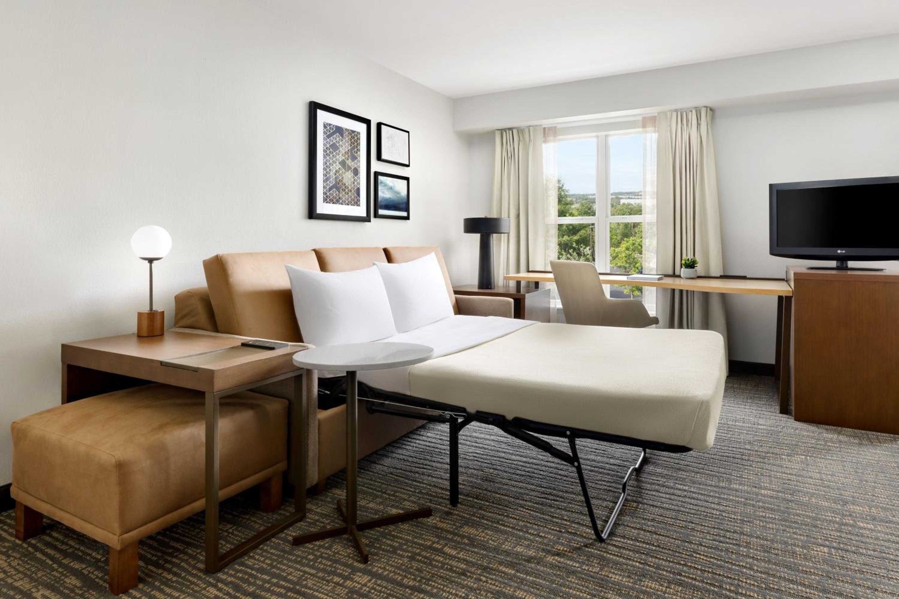 One-Bedroom Queen Suite with Sofa Bed - Non-Smoking - Photo 2