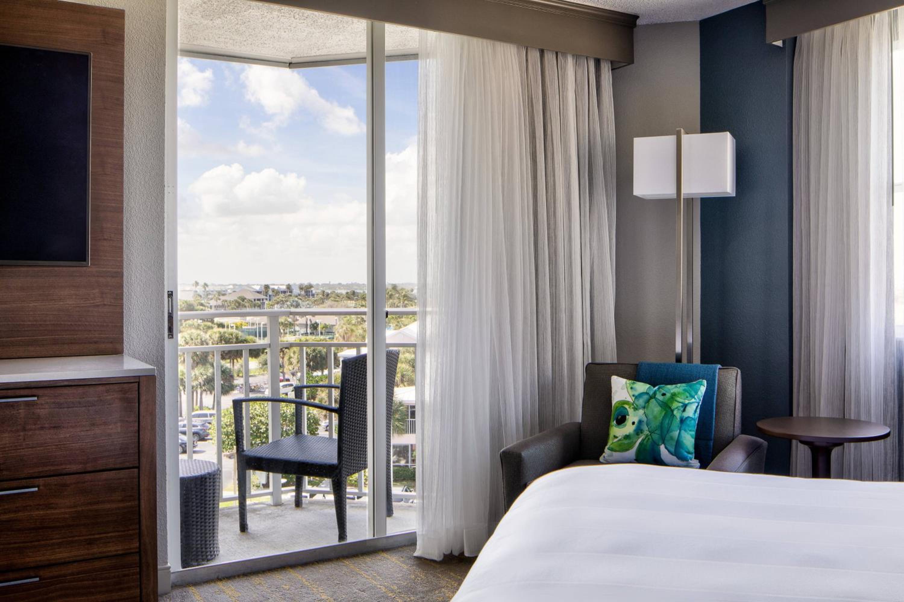 King Studio Suite, Resort View with Balcony (Beach Villas) - Photo 3
