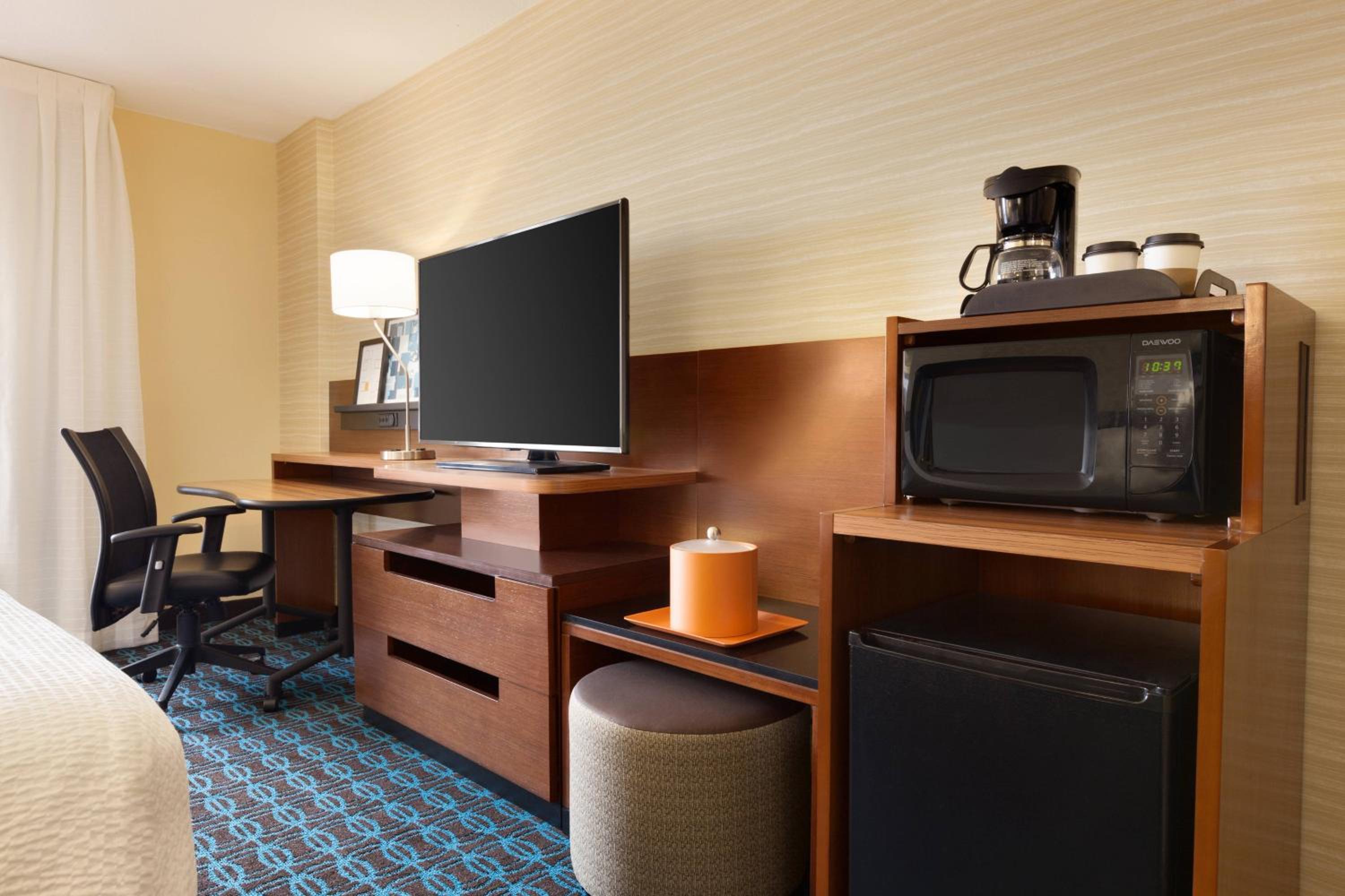 King Room with Sofa Bed - Photo 2