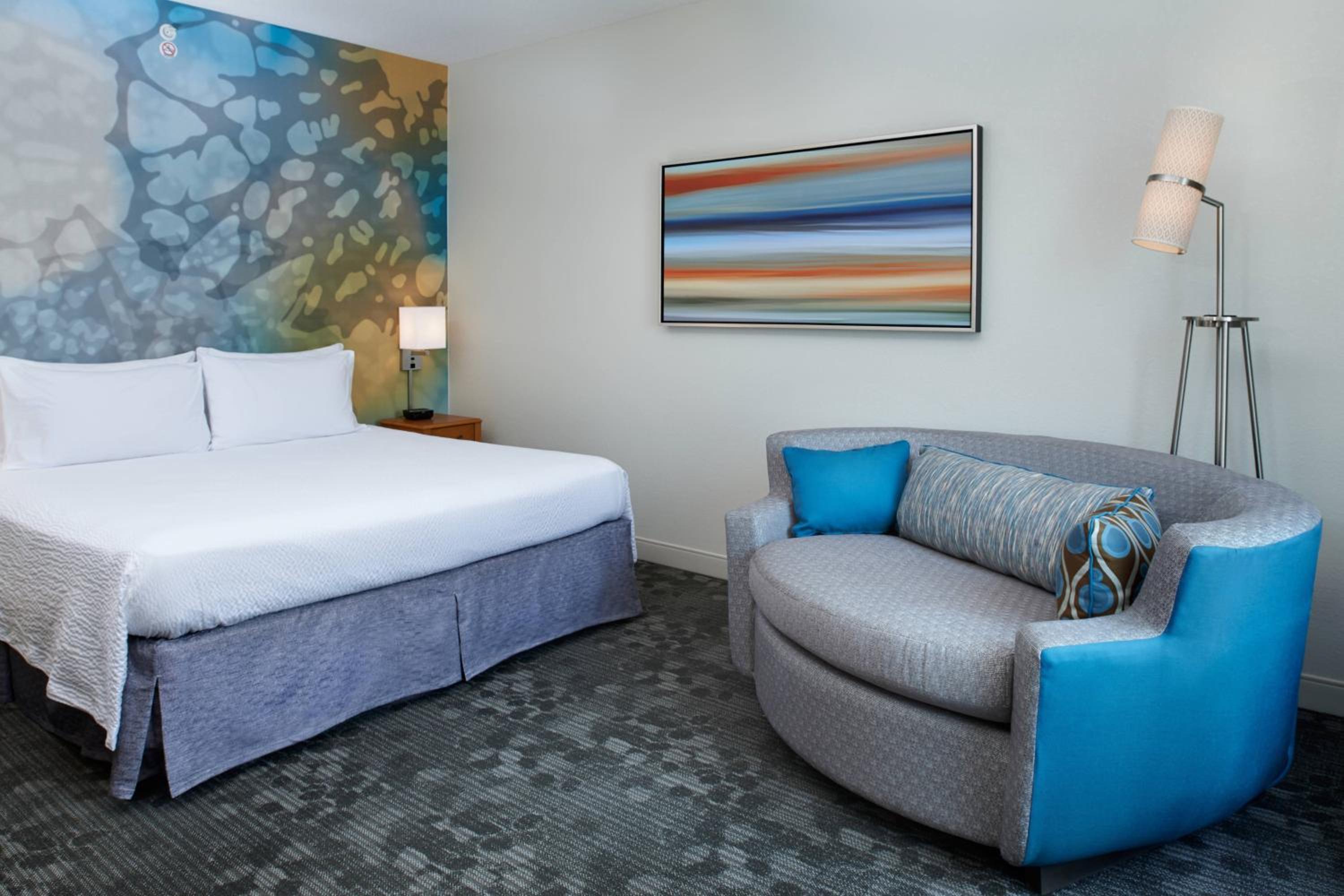 King Room with Sofa Bed - Photo 4