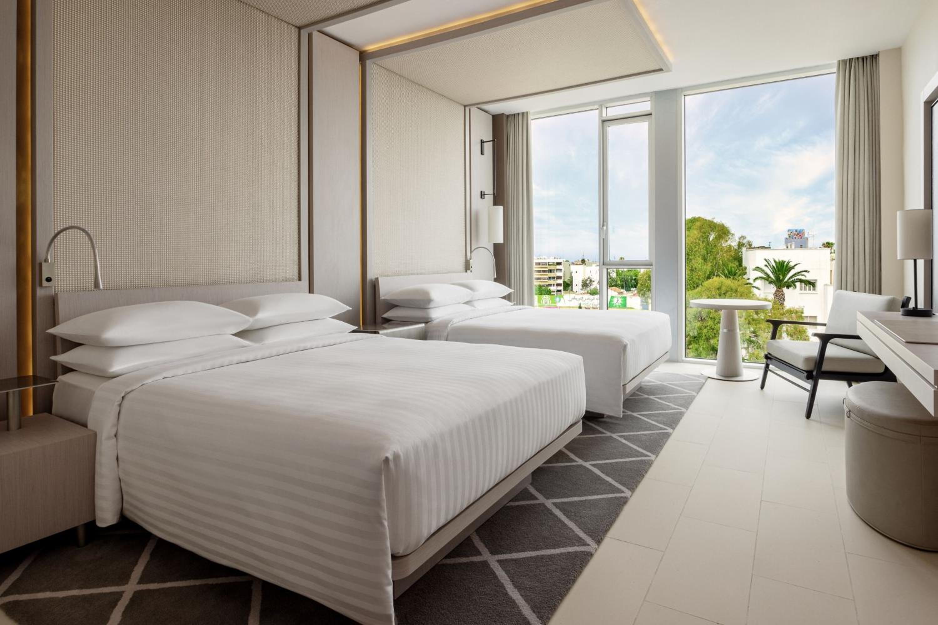 Premium Twin Room with City View - Photo 4
