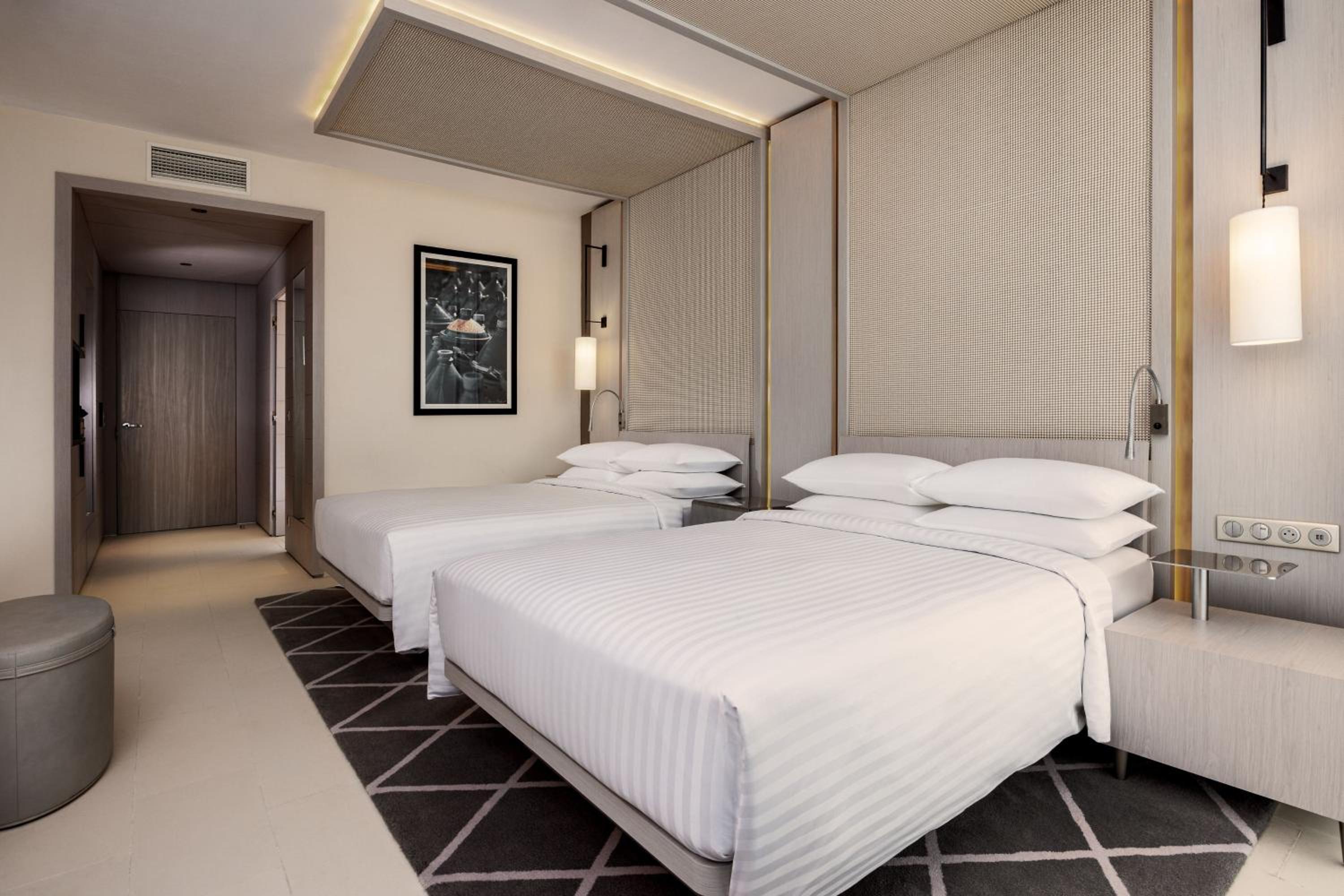 Premium Twin Room with City View - Photo 1