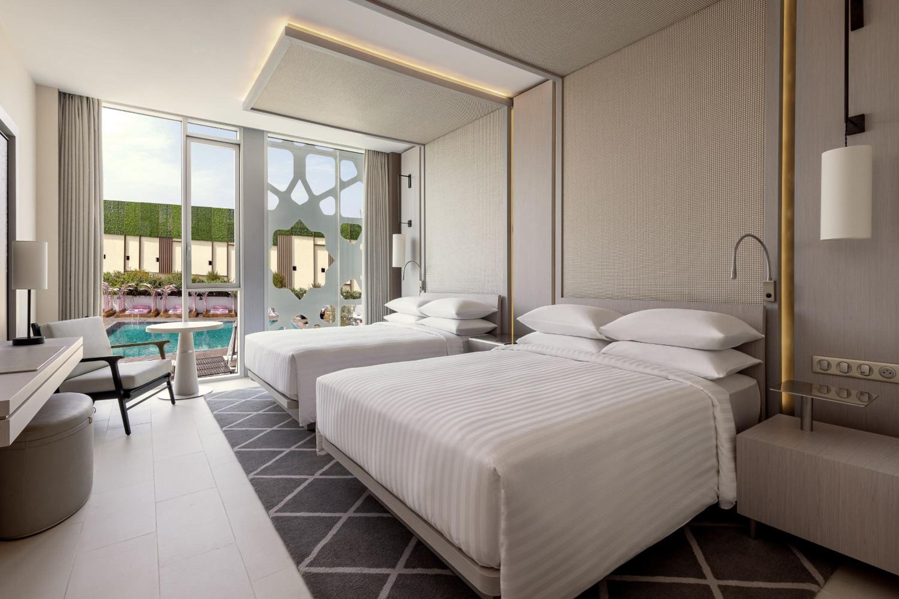 Deluxe Twin Room with Pool View - Photo 5