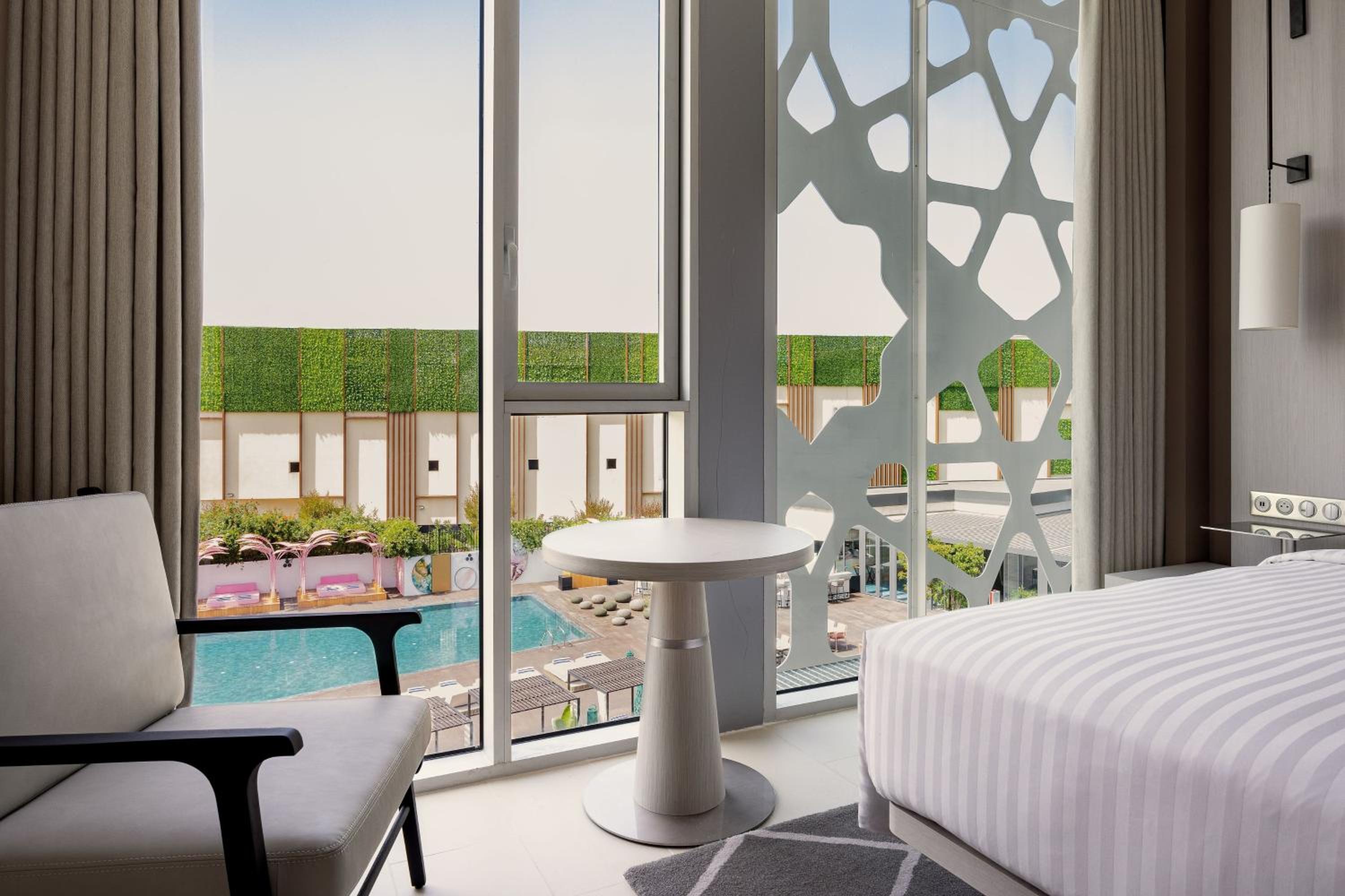 Deluxe King Room with Pool View - Photo 3