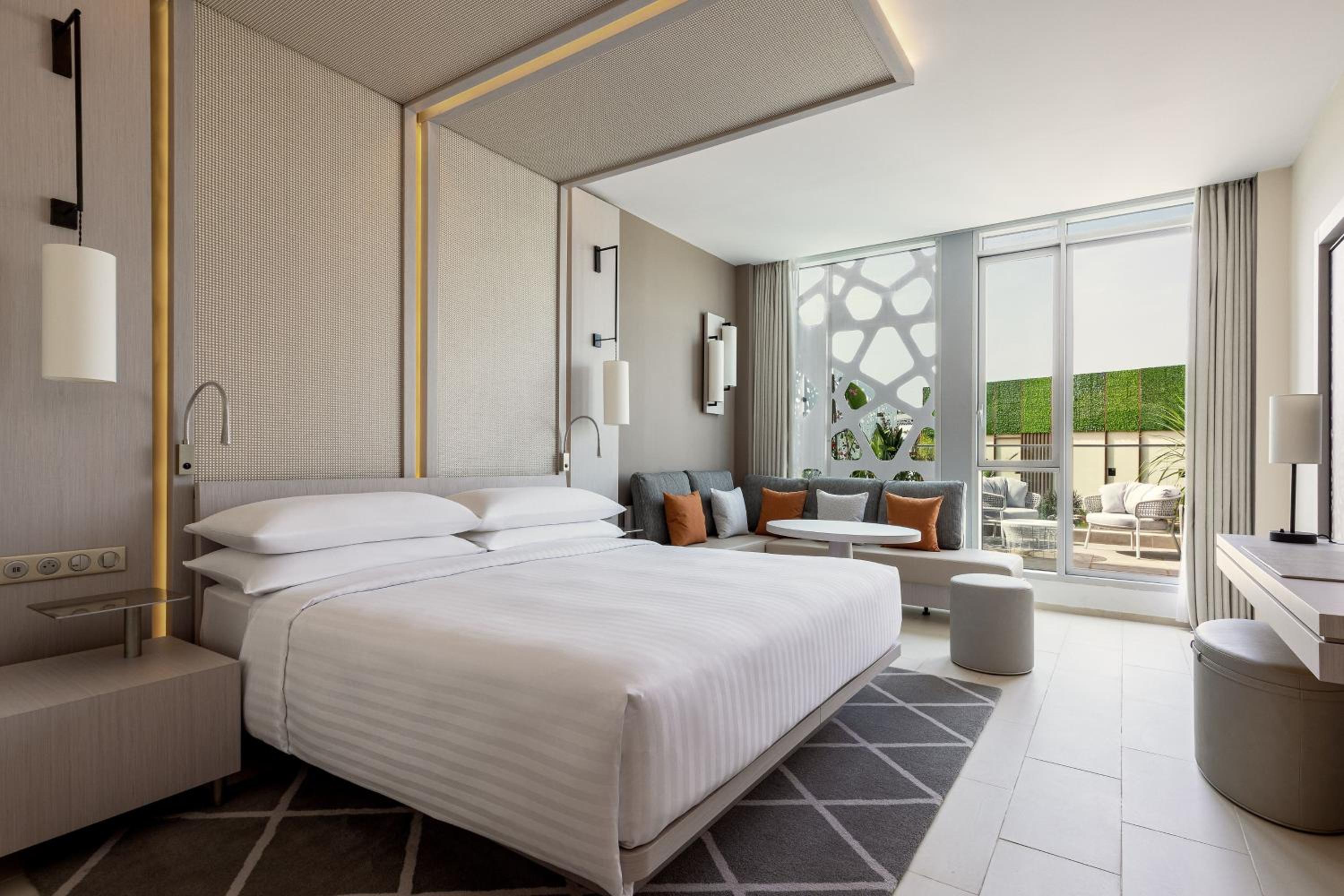 Deluxe King Room with Pool View - Photo 2
