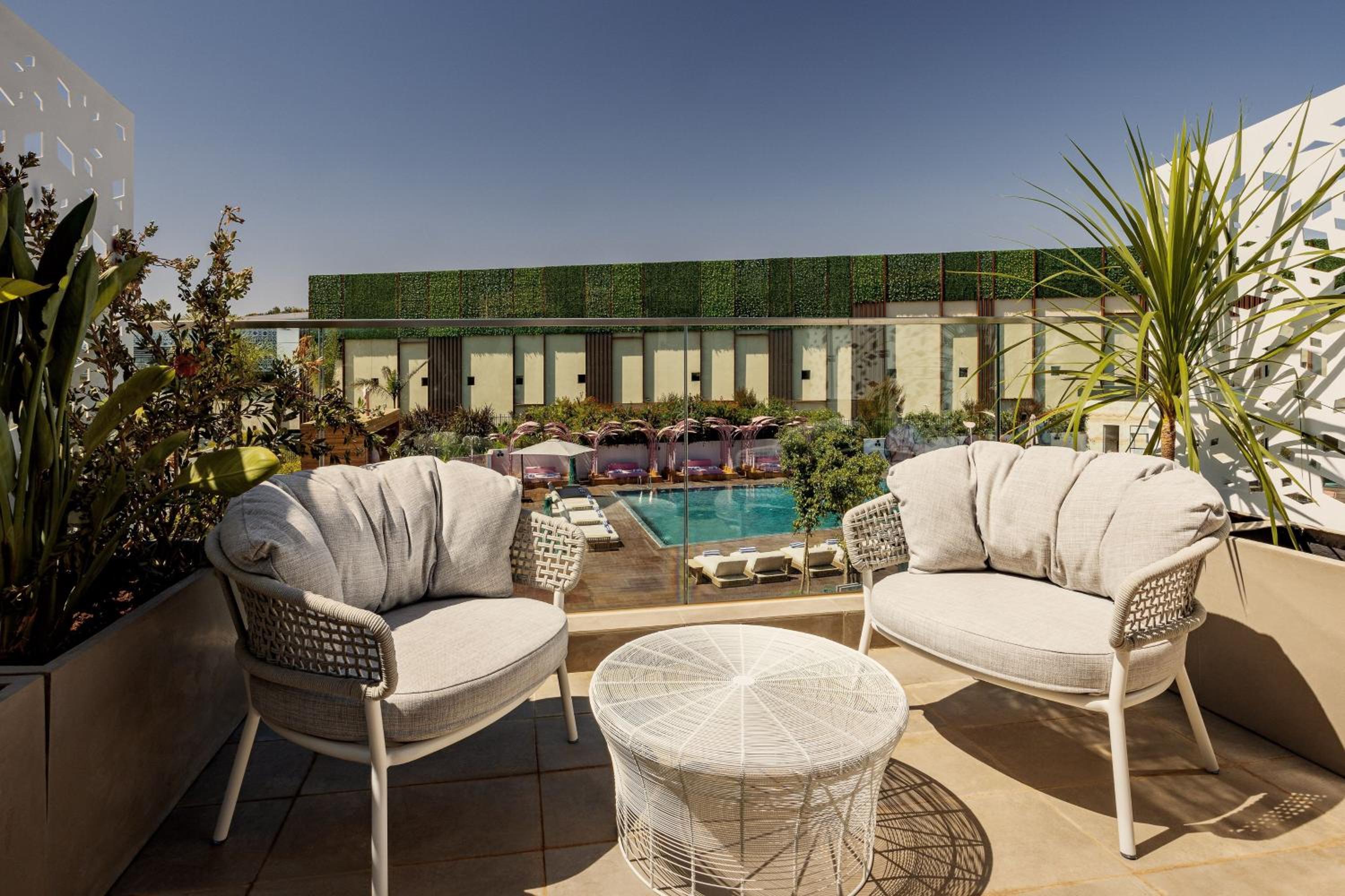 Deluxe King Room with Pool View - Photo 4
