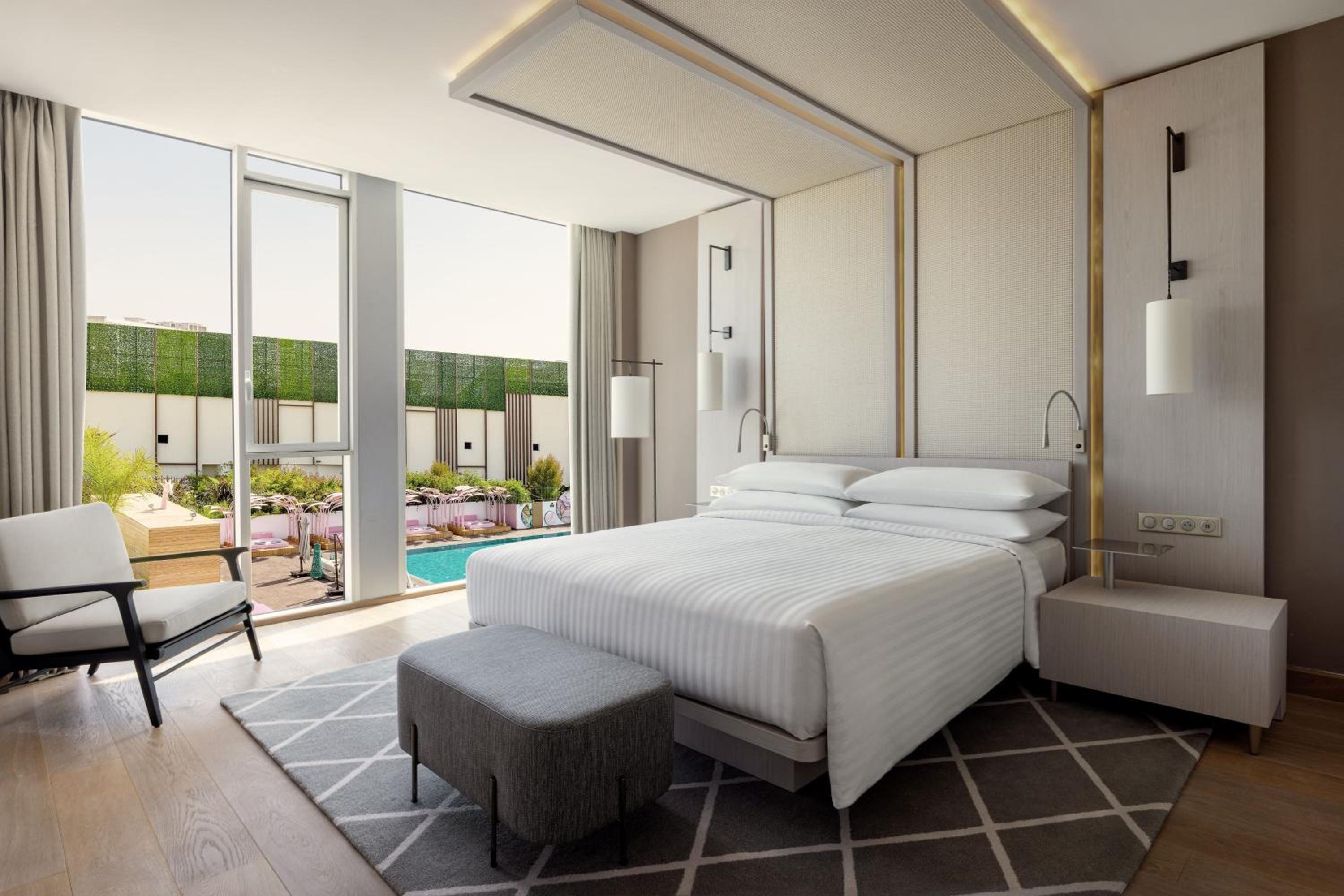Executive King Suite with Pool View - Photo 1