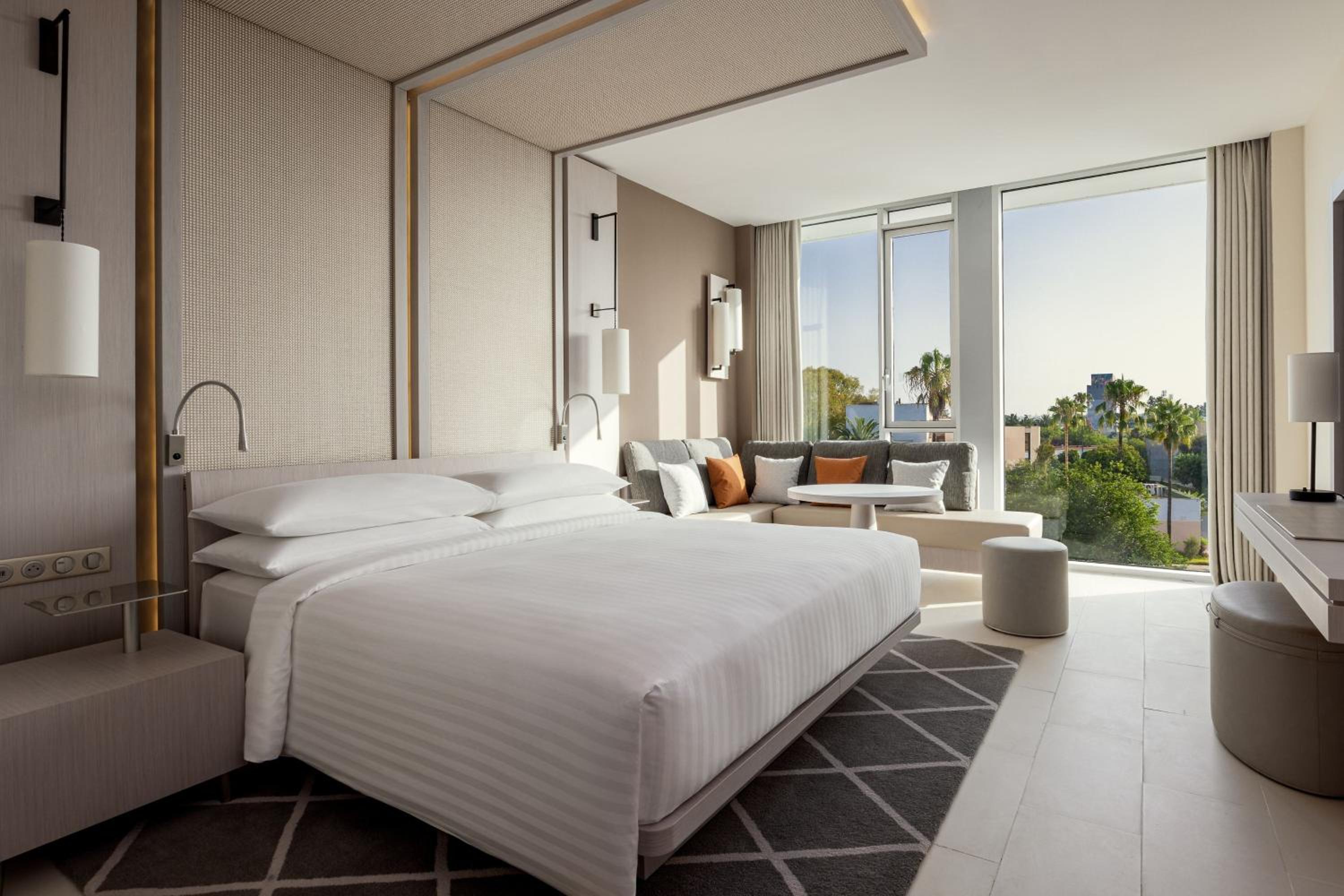 Premium king room with city view - Photo 2