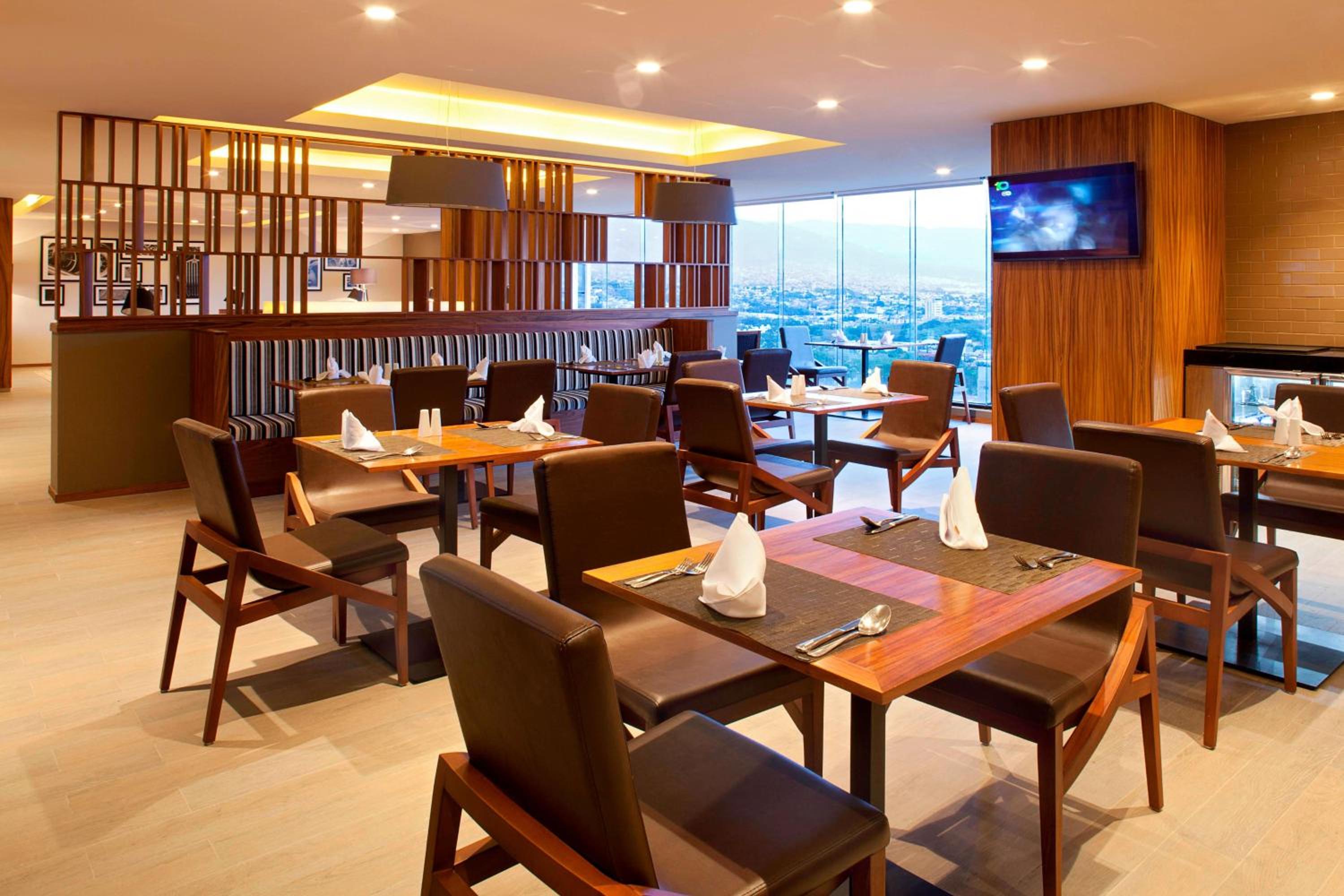 Executive M Club lounge access, Guest room, 1 King Bed, High floor - Photo 2