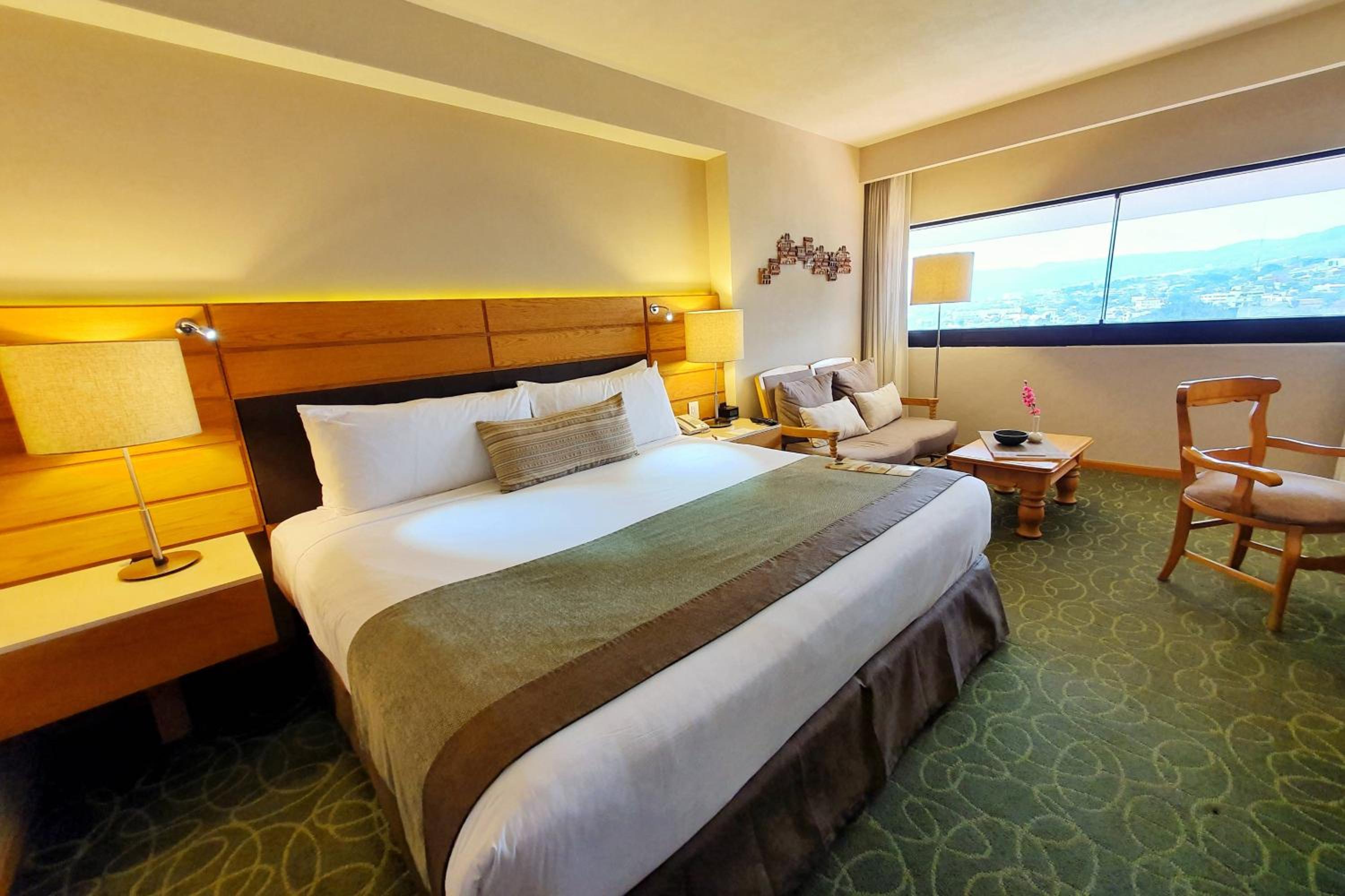 Guest room, 1 King, City view, High floor - Photo 2