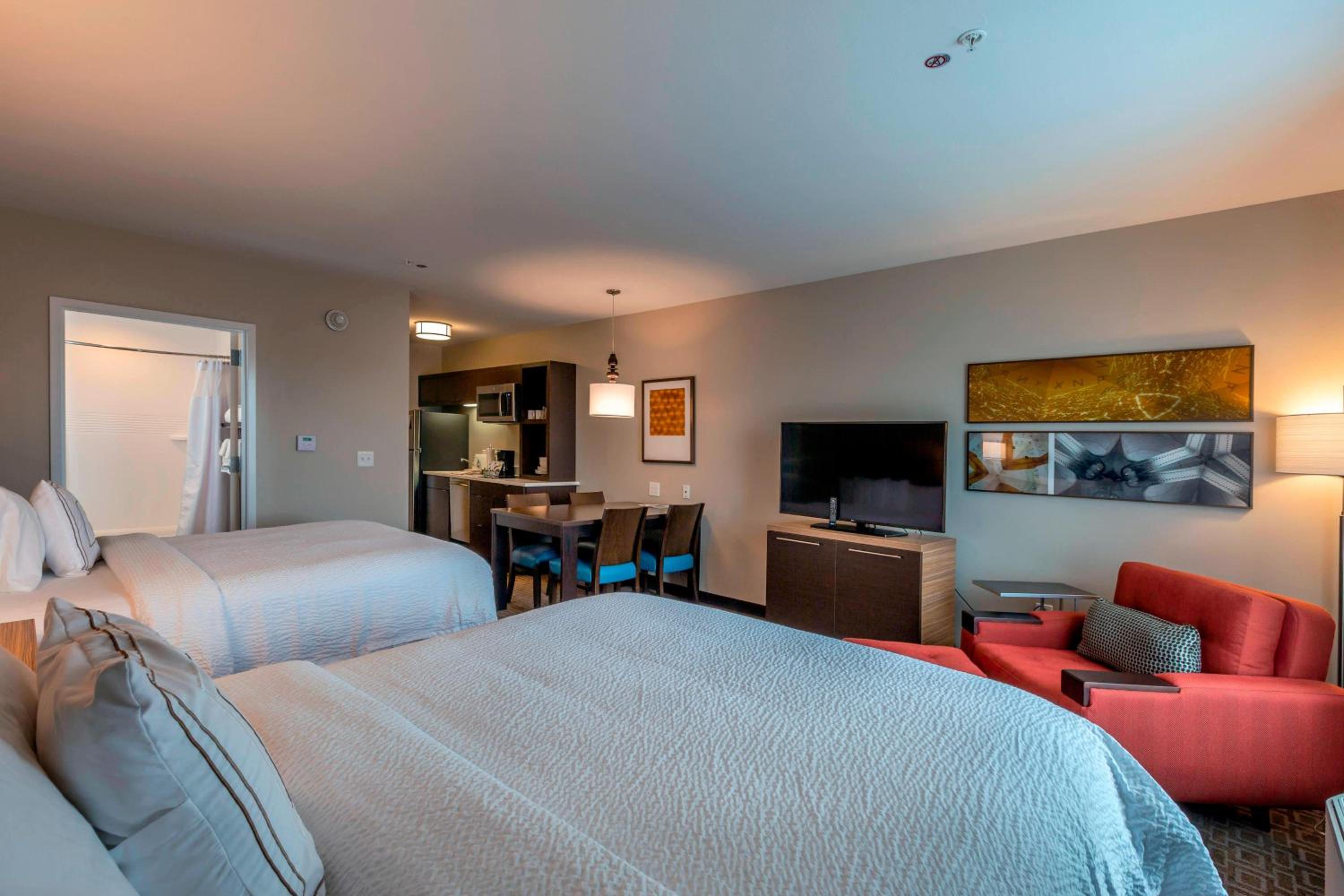 Studio with Two Queen Beds and Adapted Tub - Mobility and Hearing Accessible