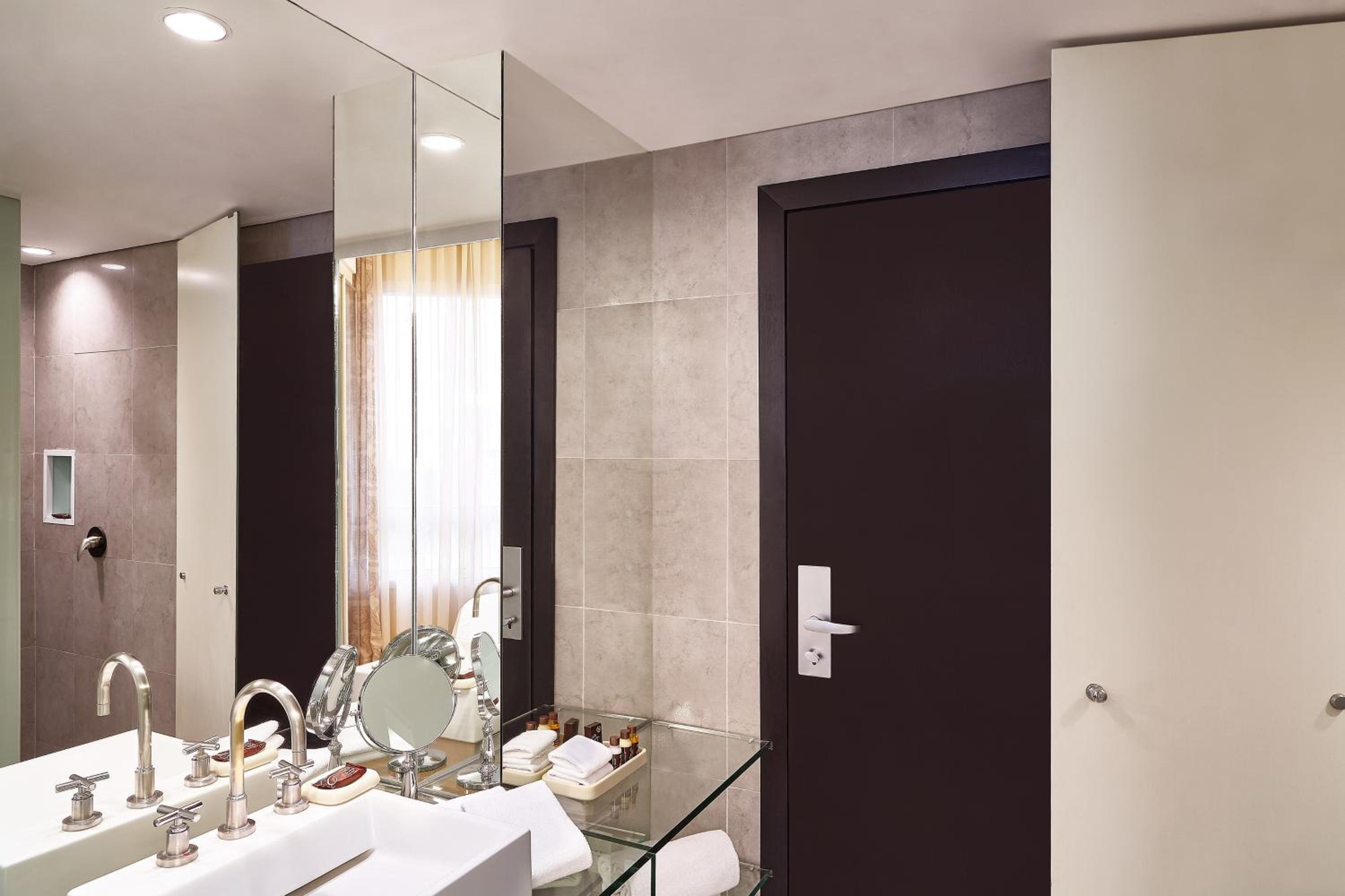 Comfort Queen Room - Photo 6