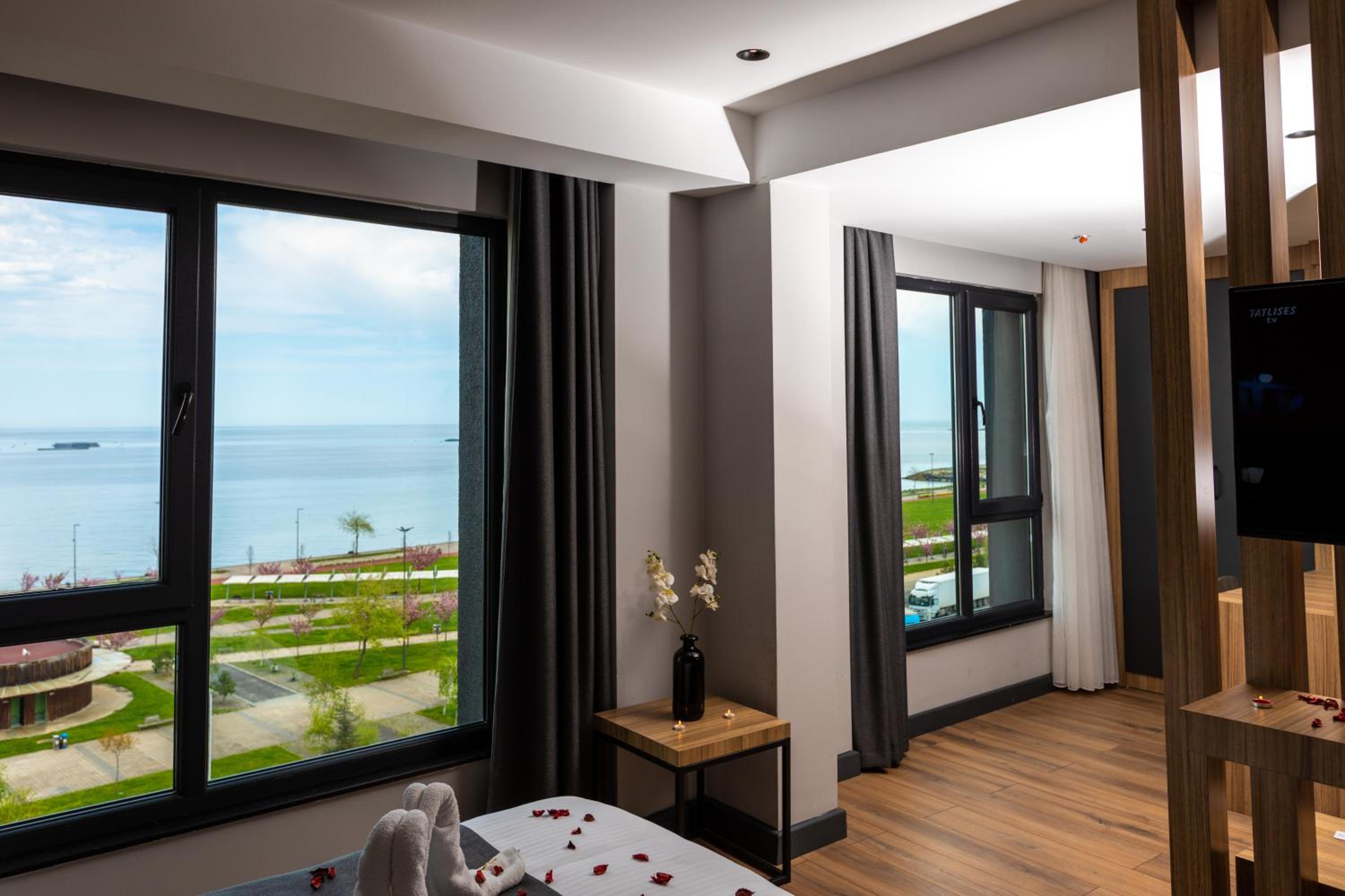 Deluxe Room - Photo 16