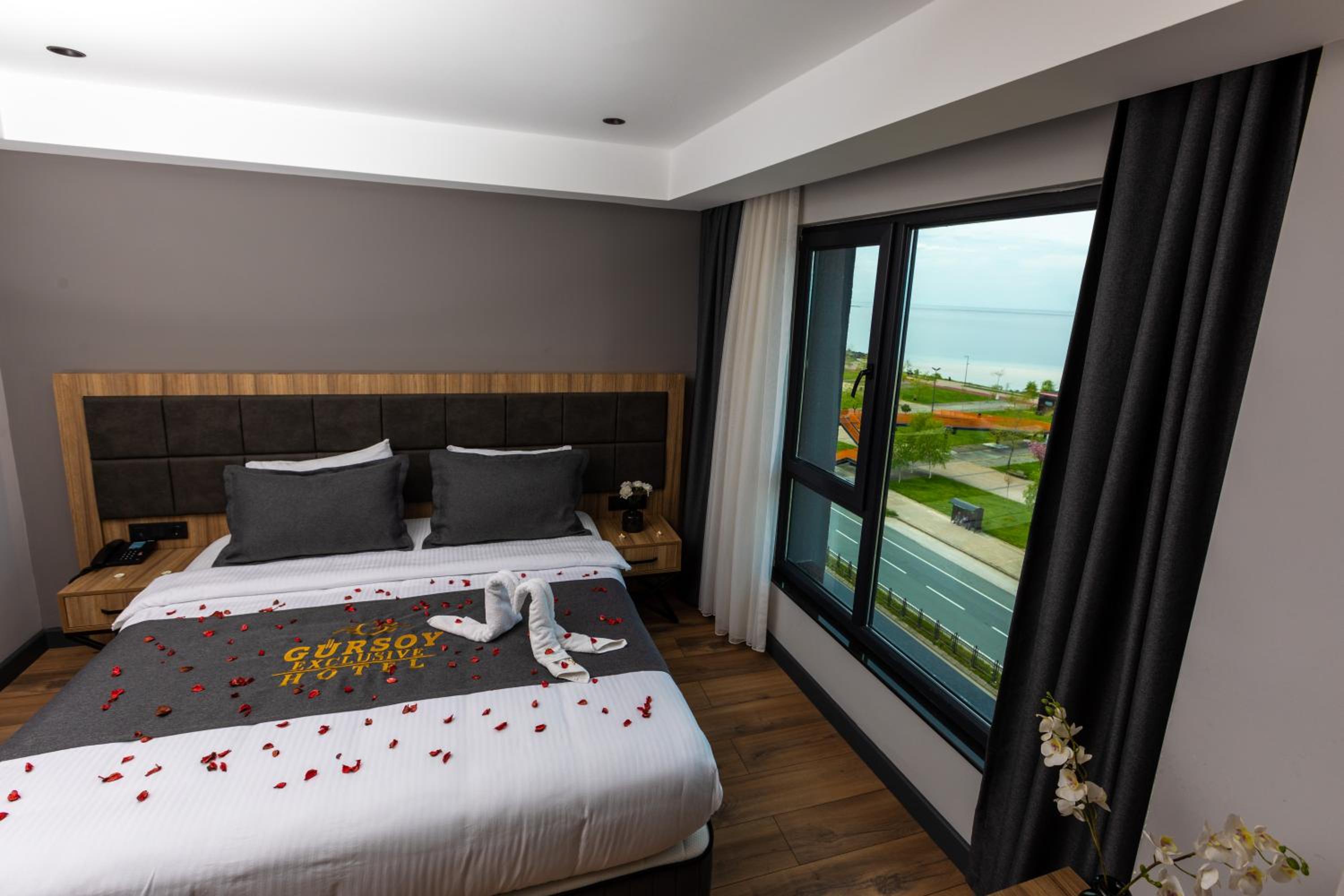 Deluxe Room - Photo 17