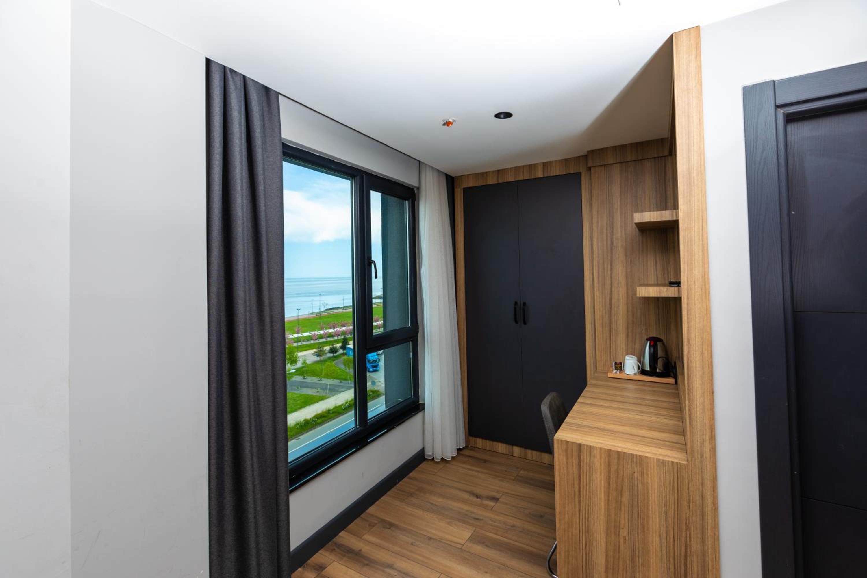 Deluxe Room - Photo 10