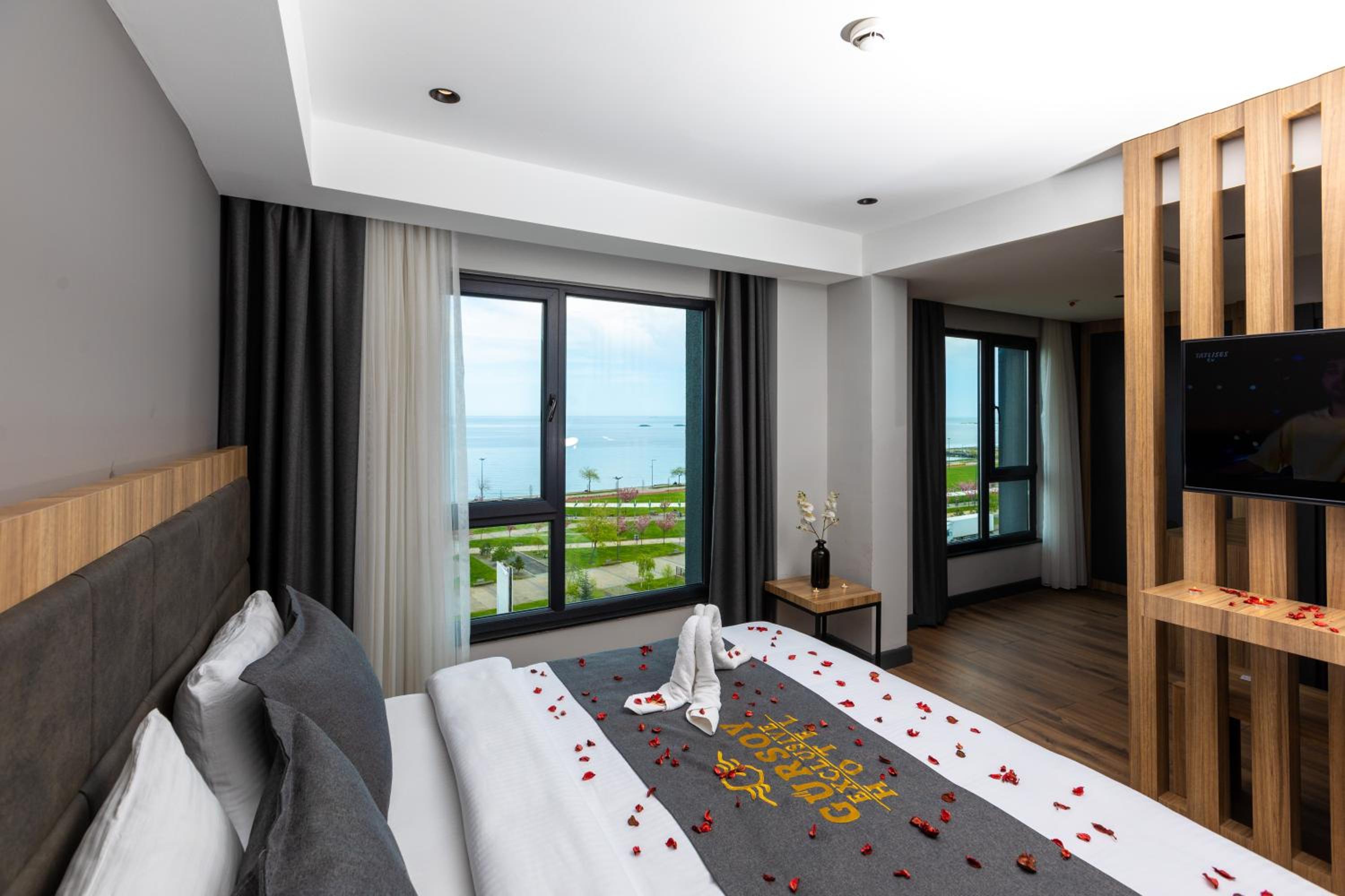 Deluxe Room - Photo 15
