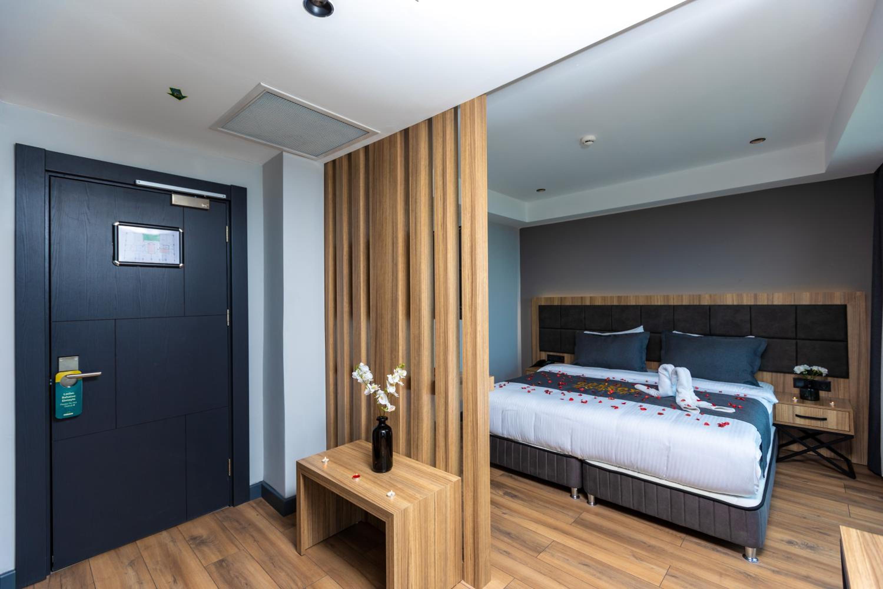 Deluxe Room - Photo 12