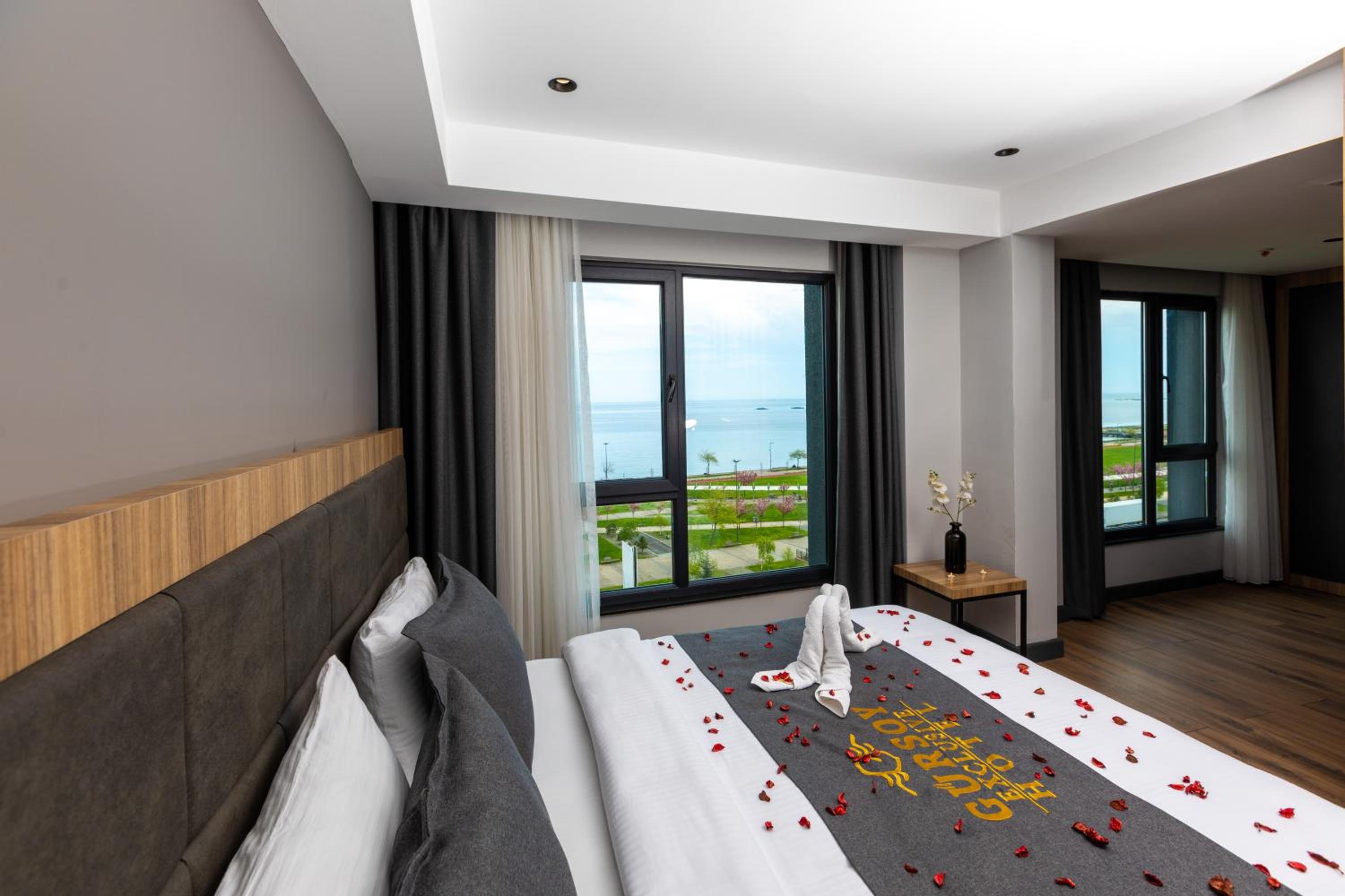 Deluxe Room - Photo 13