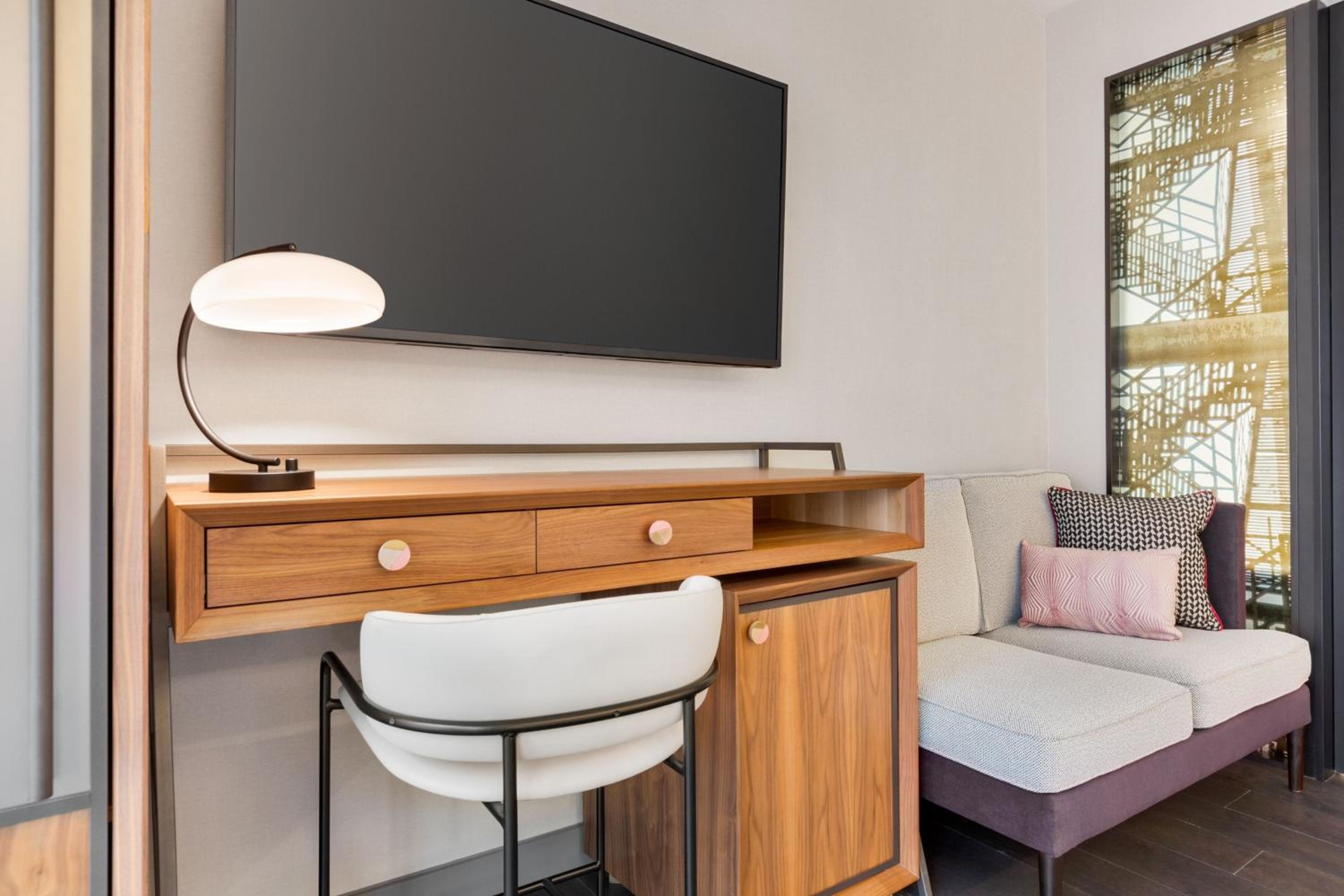 One-Bedroom Queen Suite with Sofa Bed thumbnail 5