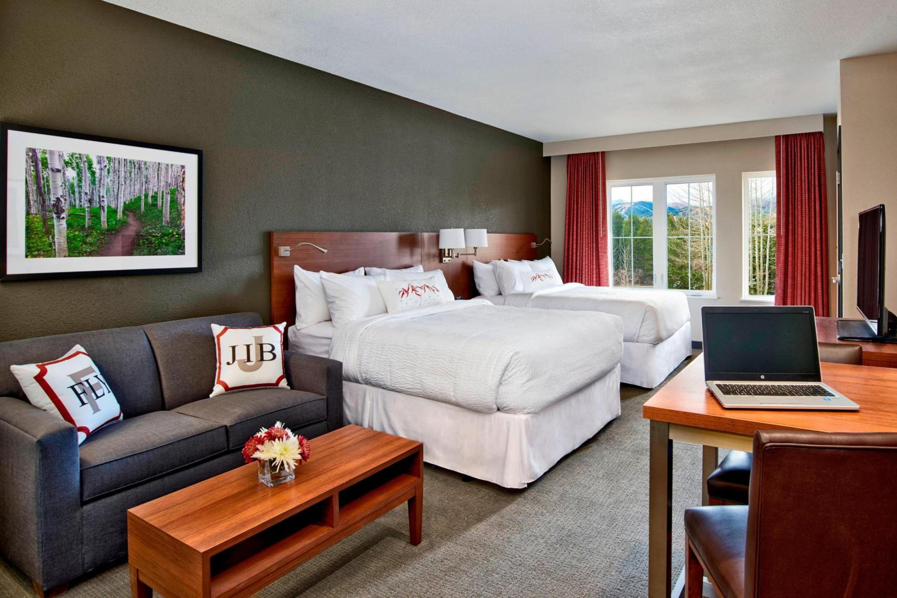 Queen Studio with Sofa Bed and Roll-in Shower - Mobility and Hearing Accessible