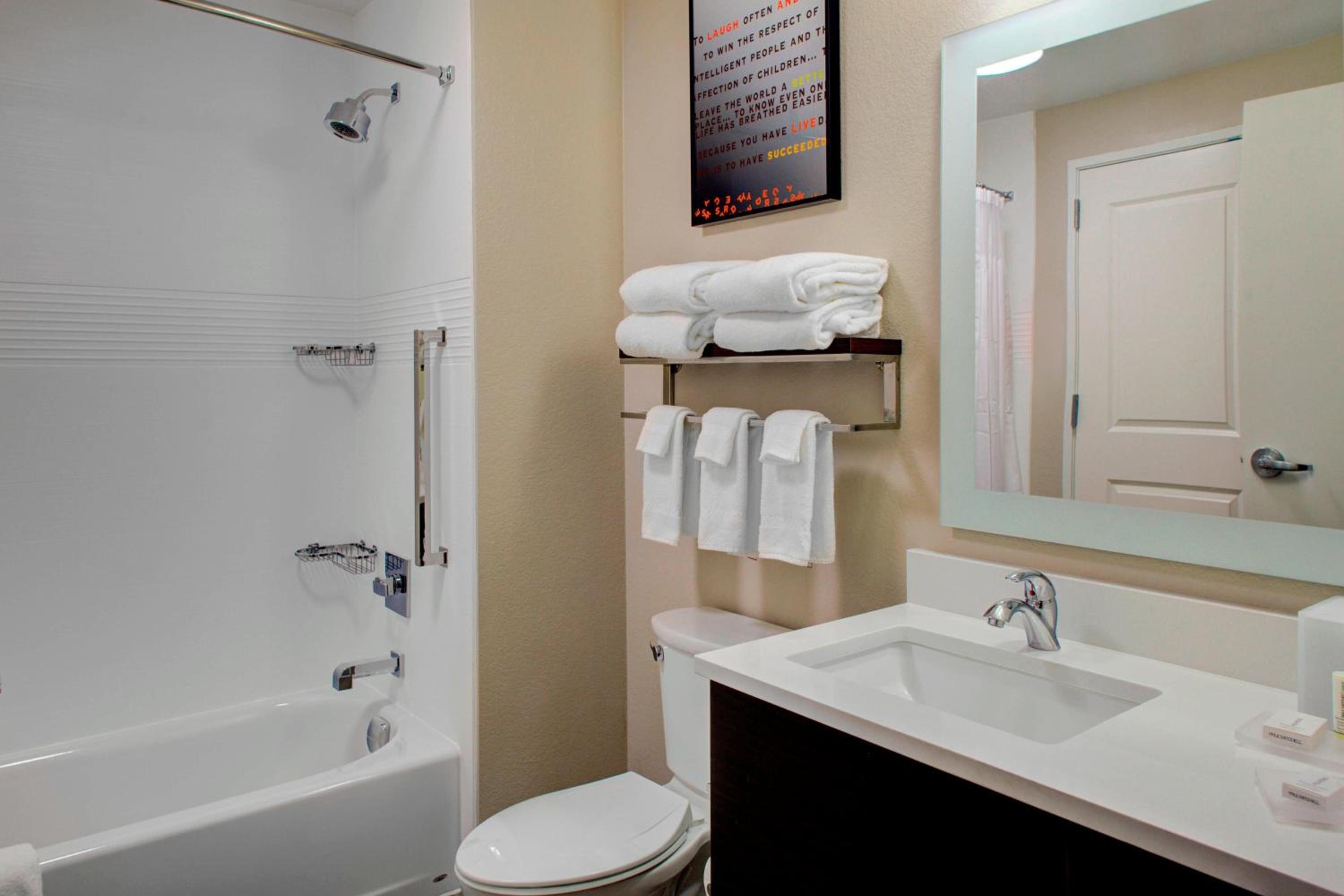 Deluxe Queen Suite photo 3
