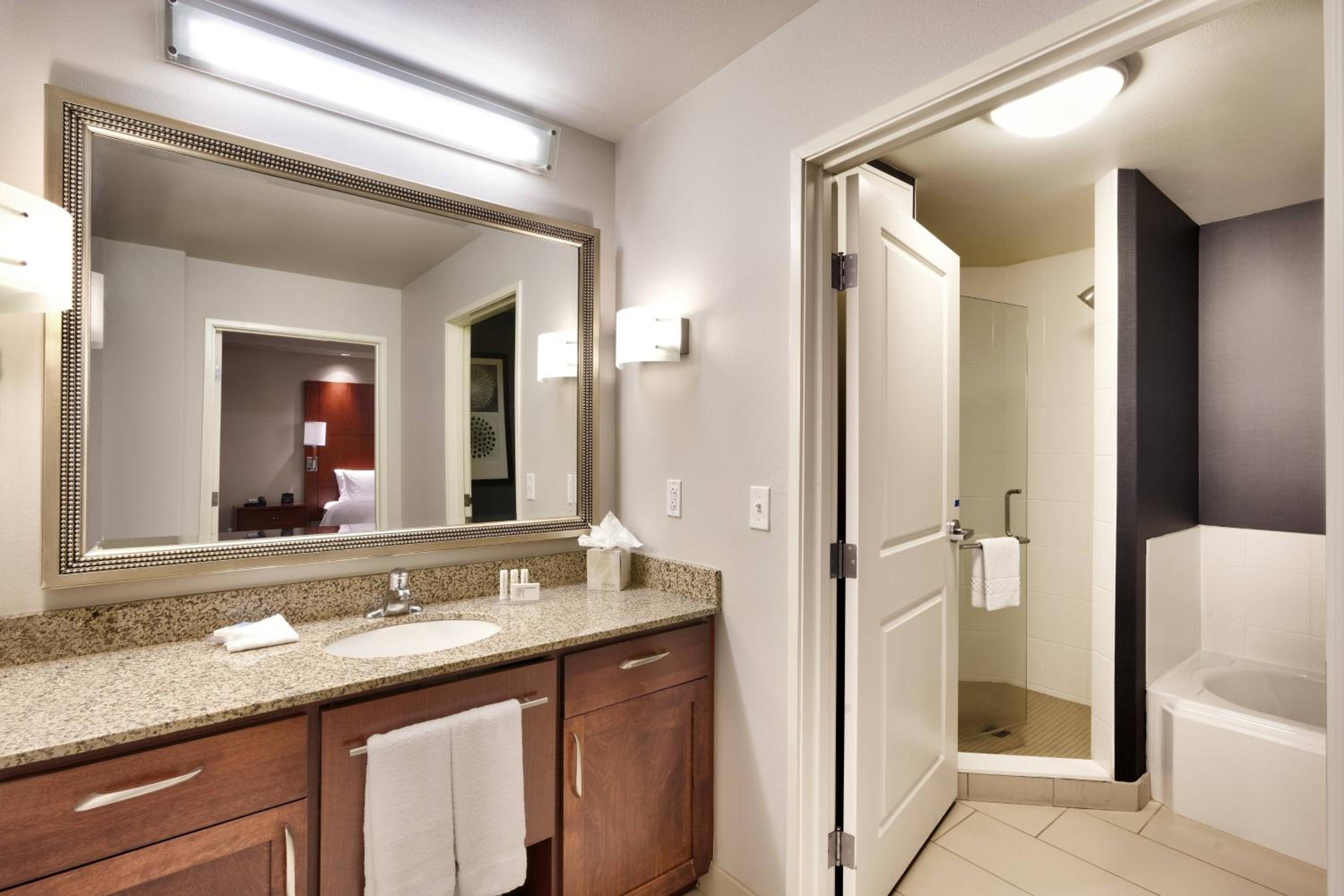 One-Bedroom King Suite with Sofa Bed  - Photo 4