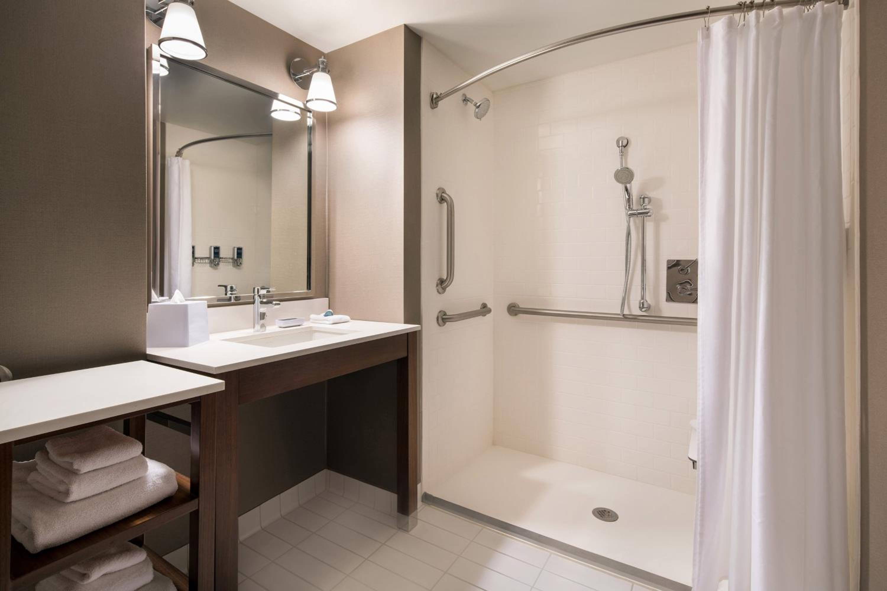 King Room with Adapted Tub - Mobility Accessible photo 3