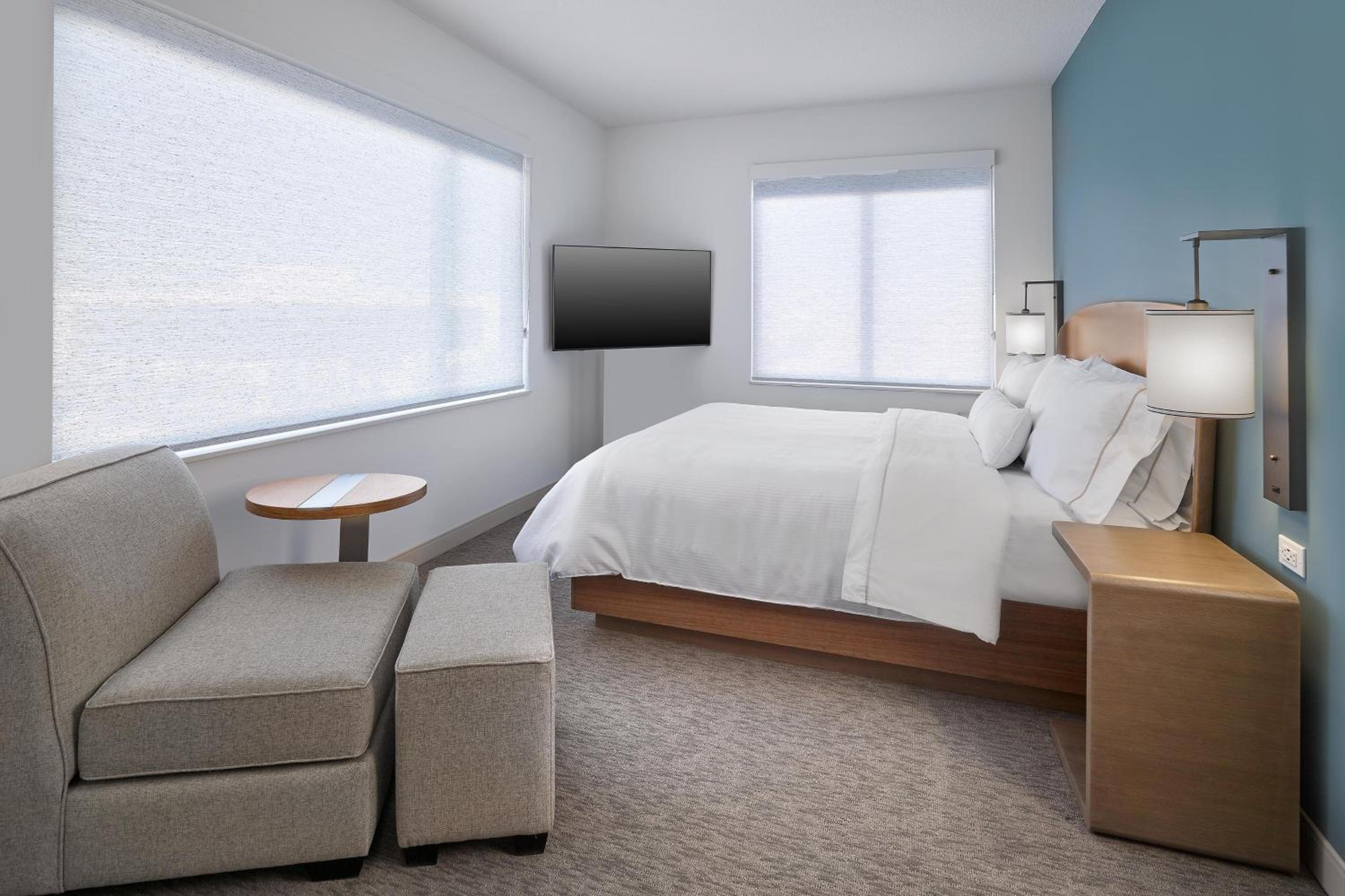Executive Suite, 1 King, Alternate bed: sofa bed thumbnail 6