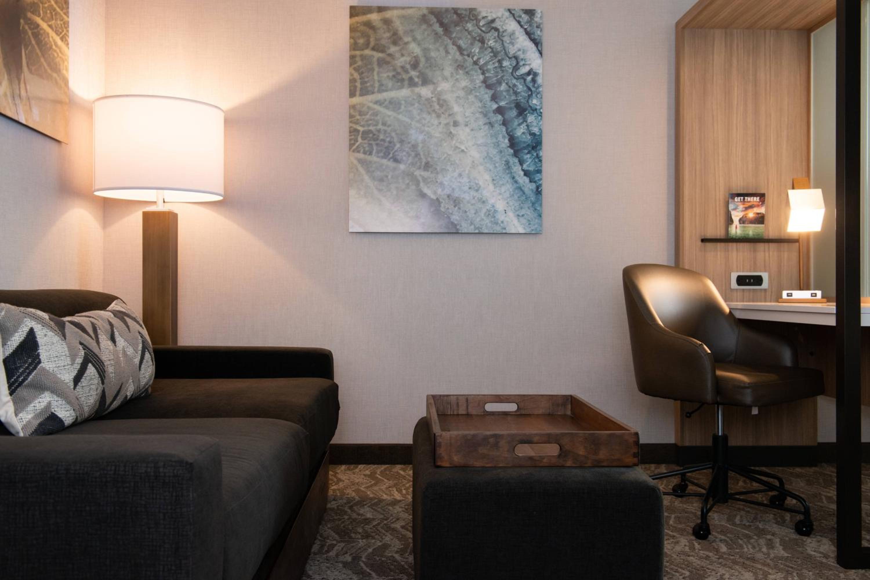 Suite with Two Queen Beds, Trundle Bed and Adapted Tub - Mobility and Hearing Accessible photo 3