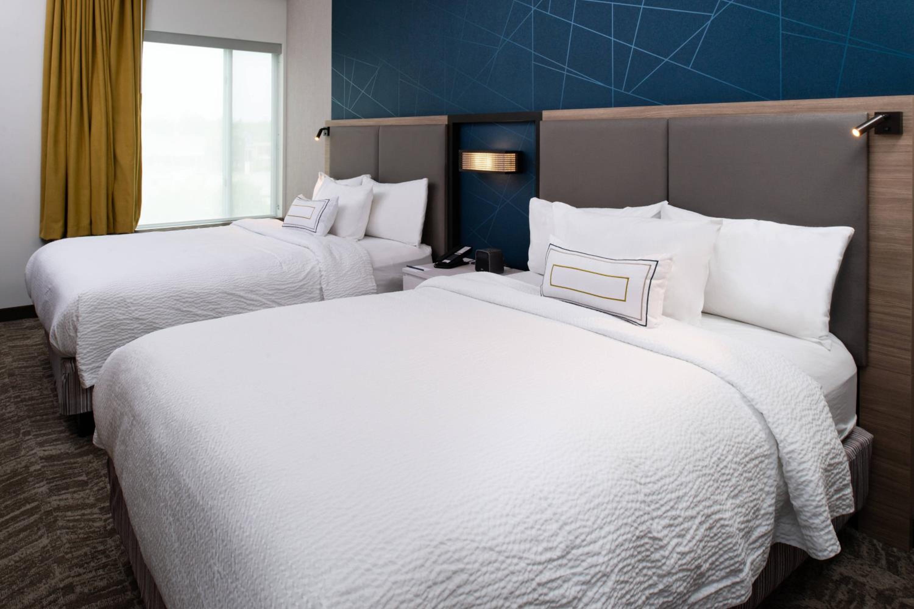 Suite with Two Queen Beds, Trundle Bed and Adapted Tub - Mobility and Hearing Accessible photo 2