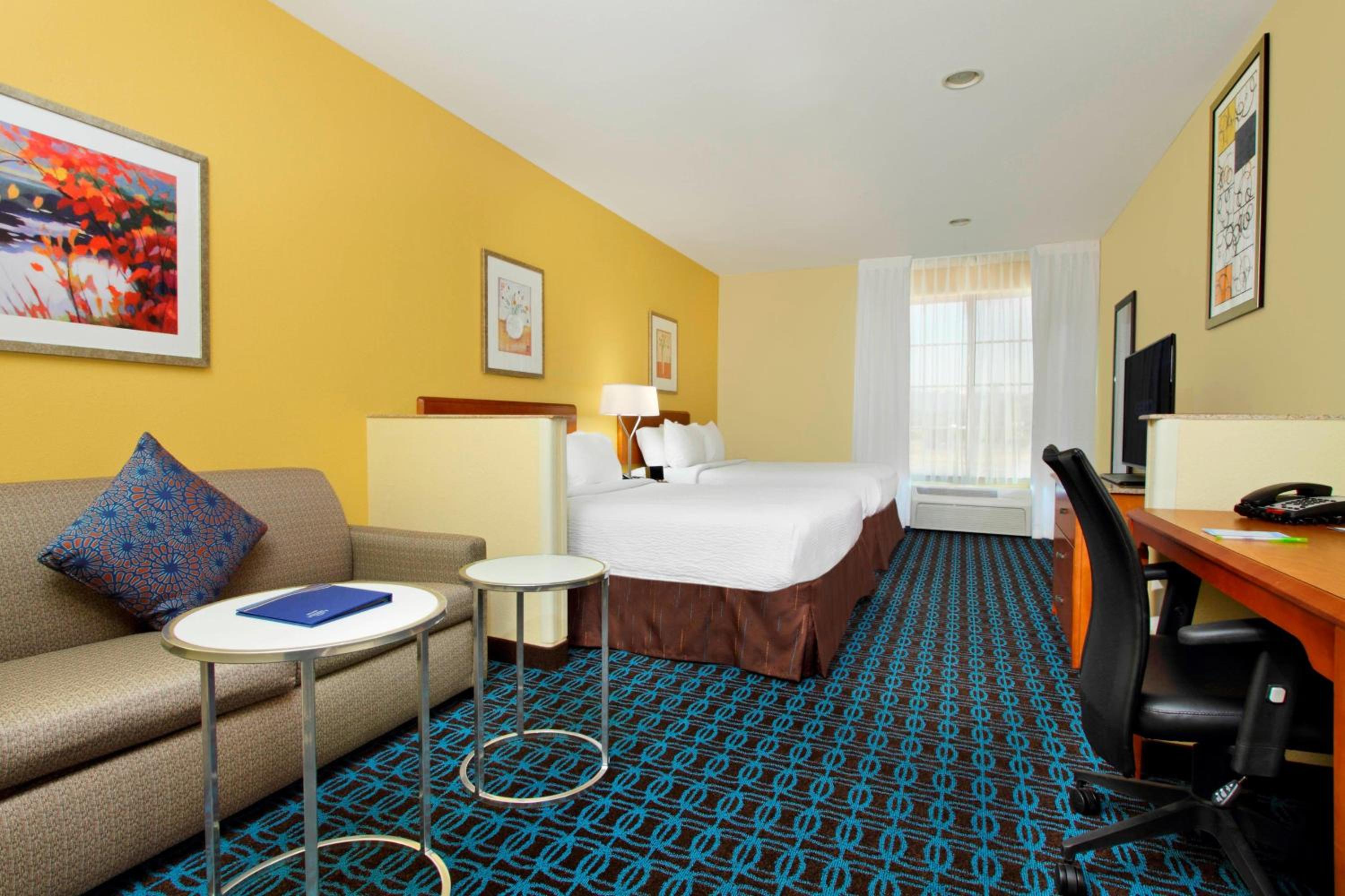 Queen Room with Two Queen Beds - Photo 3