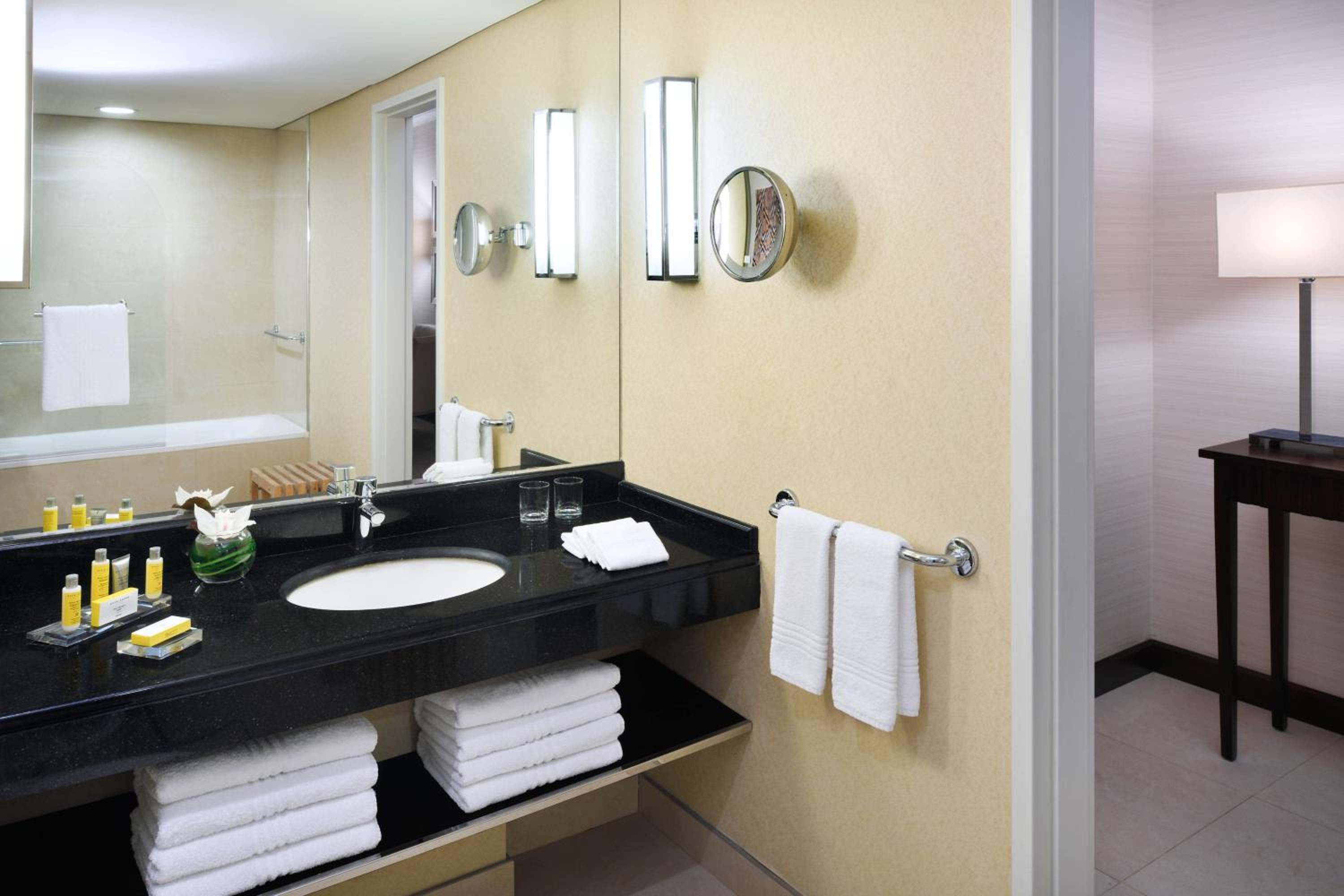 Business Suite, Executive lounge access, 1 Bedroom Suite - Photo 2