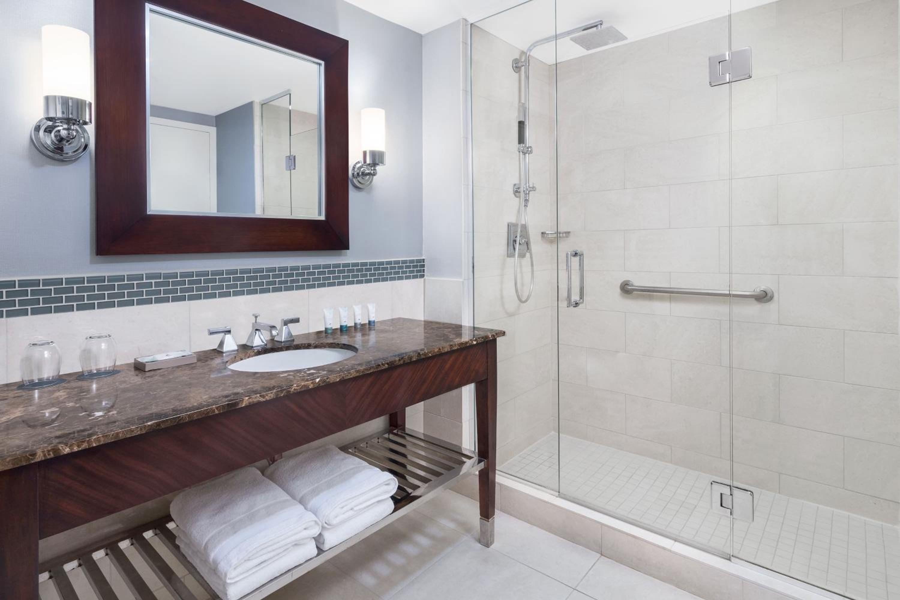 One-Bedroom King Suite with River view - Photo 4